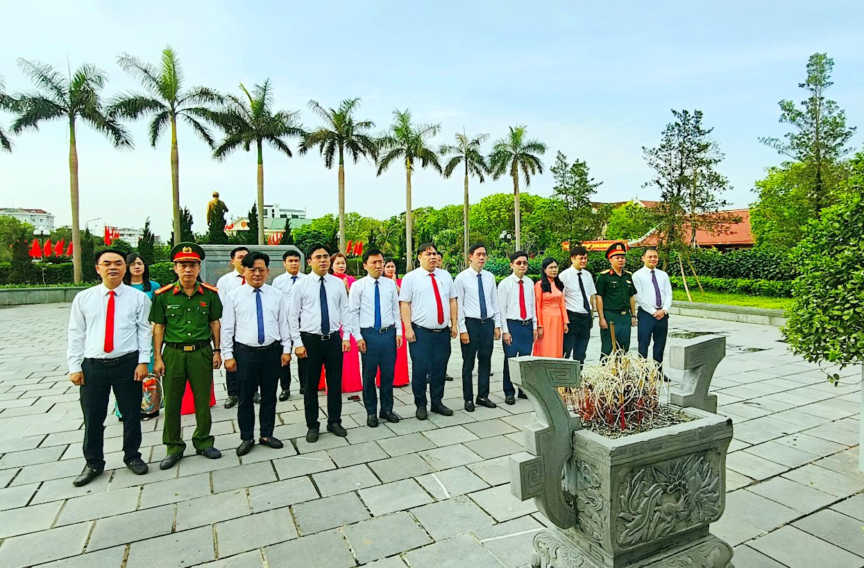 Phường Trần Phú dâng hương, tri ân các Anh hùng Liệt sỹ và cố Tổng Bí thư Trần Phú nhân dịp 30/4, 1/5
