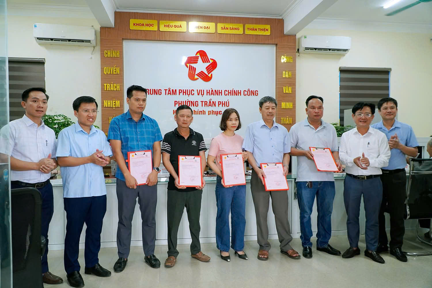 Phường Trần Phú, đơn vị đầu tiên ở tỉnh Hà Tĩnh trao giấy chứng nhận quyền sử dụng đất cho Nhân dân
