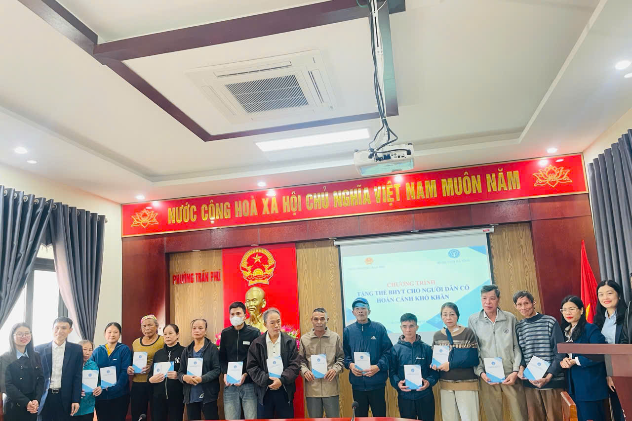 Chương trình trao tặng thẻ bảo hiểm y tế cho người dân có hoàn cảnh khó khăn trên địa bàn