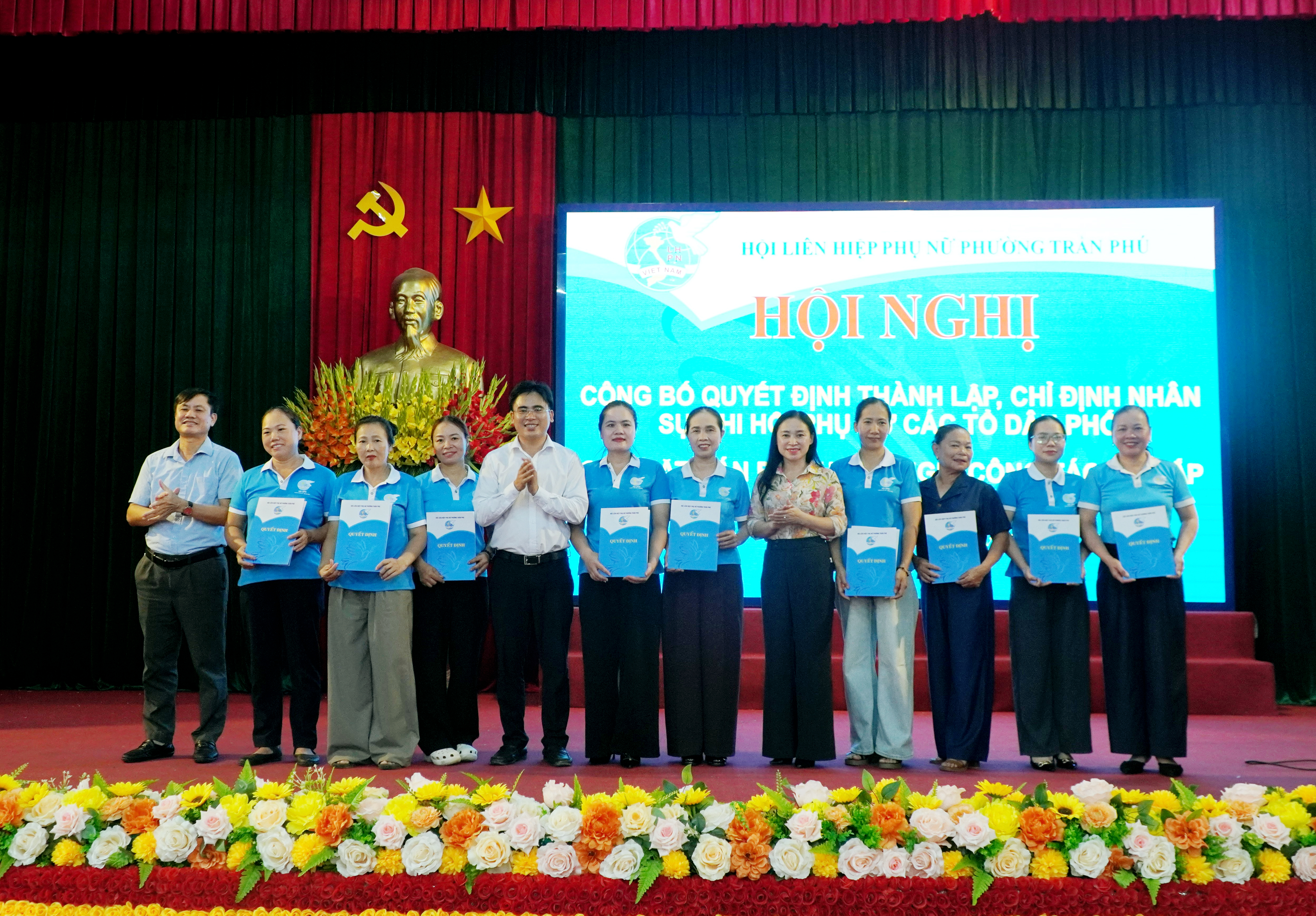 Hội LHPN phường Trần Phú kiện toàn tổ chức sau sắp xếp, trao quyết định cho 31 cán bộ chi hội phụ nữ tổ dân phố