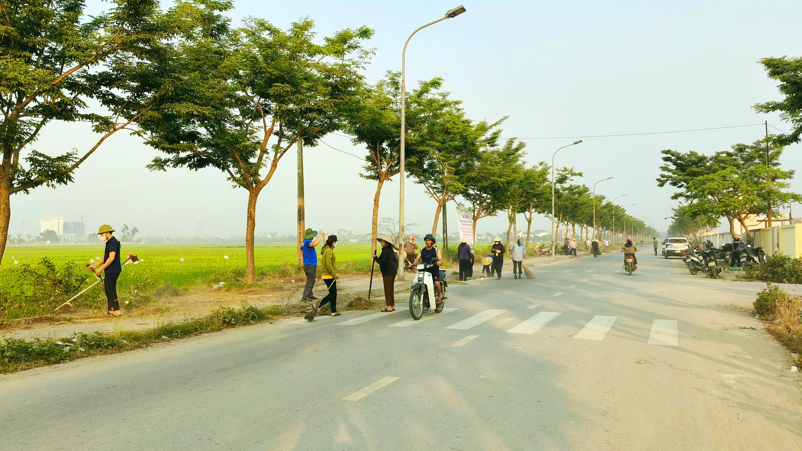 Ra quân vệ sinh môi trường rầm rộ, Trần Phú bừng sáng trong ngày chủ nhật xanh