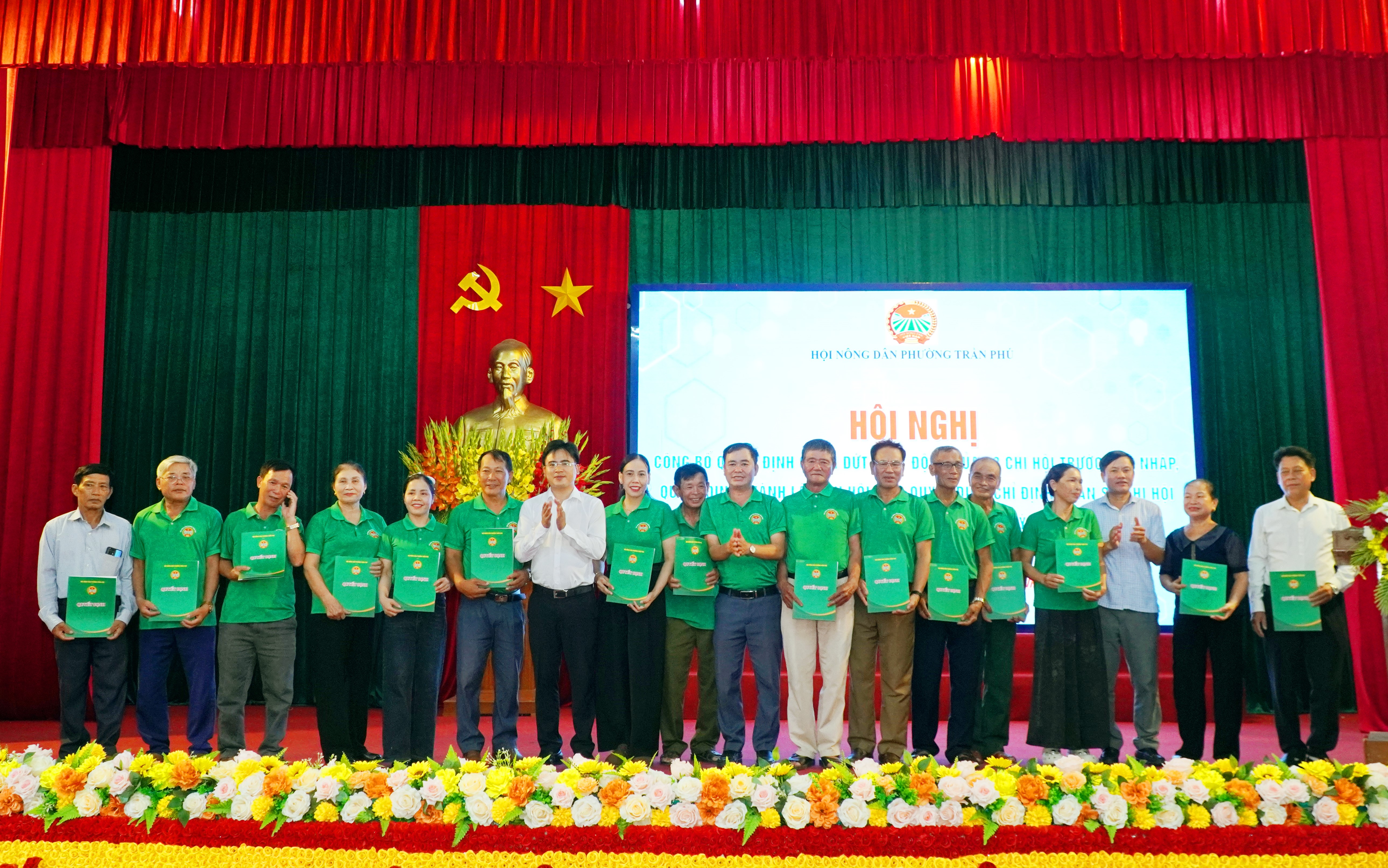 Hội Nông dân phường Trần Phú công bố các quyết định sau sáp nhập chi hội, kiện toàn tổ chức cơ sở