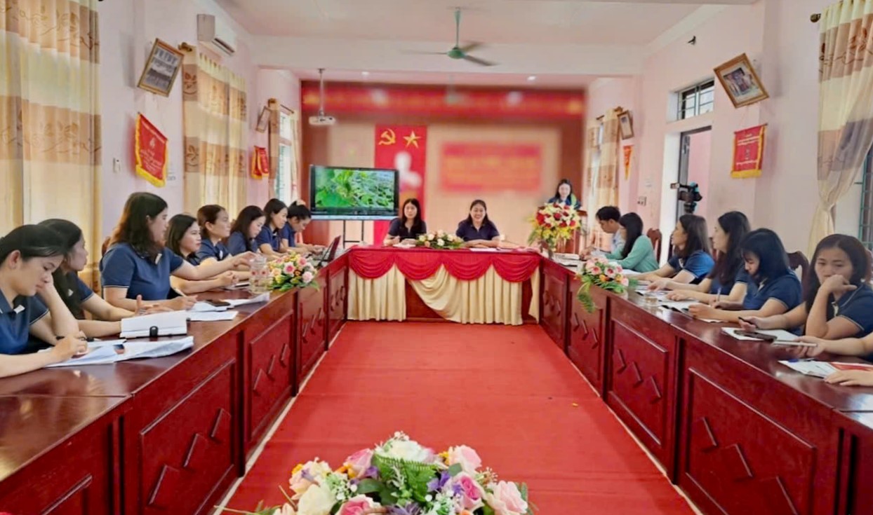 Chi bộ trường Mầm non Thạch Hạ sinh hoạt chuyên đề về học tập và làm theo Bác