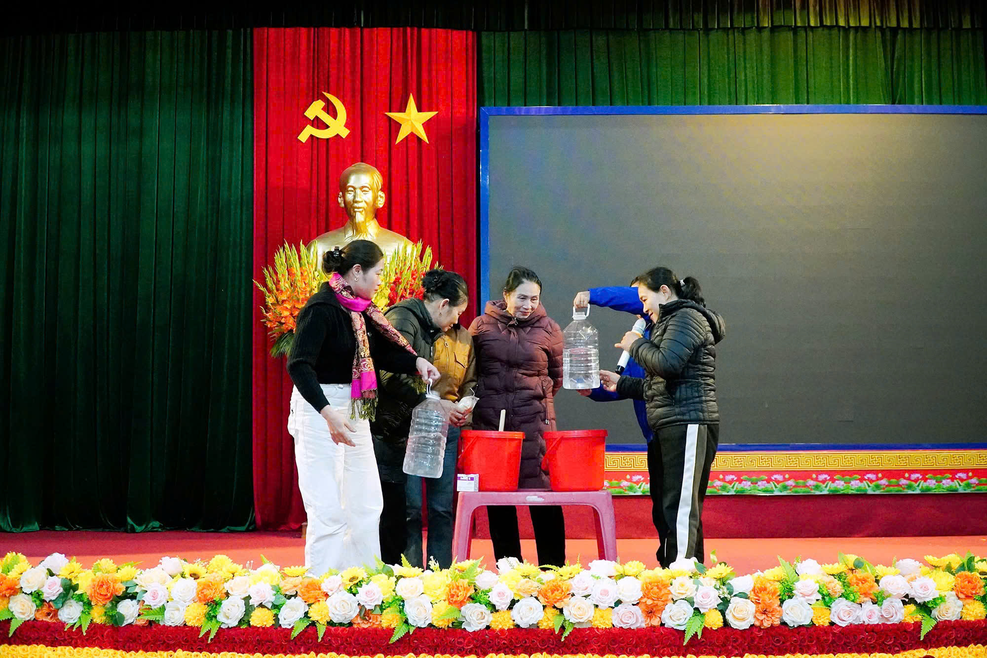 Phụ nữ phường Trần Phú tập huấn phân loại rác thải, nhân rộng mô hình xử lý rác hữu cơ tại hộ gia đình.