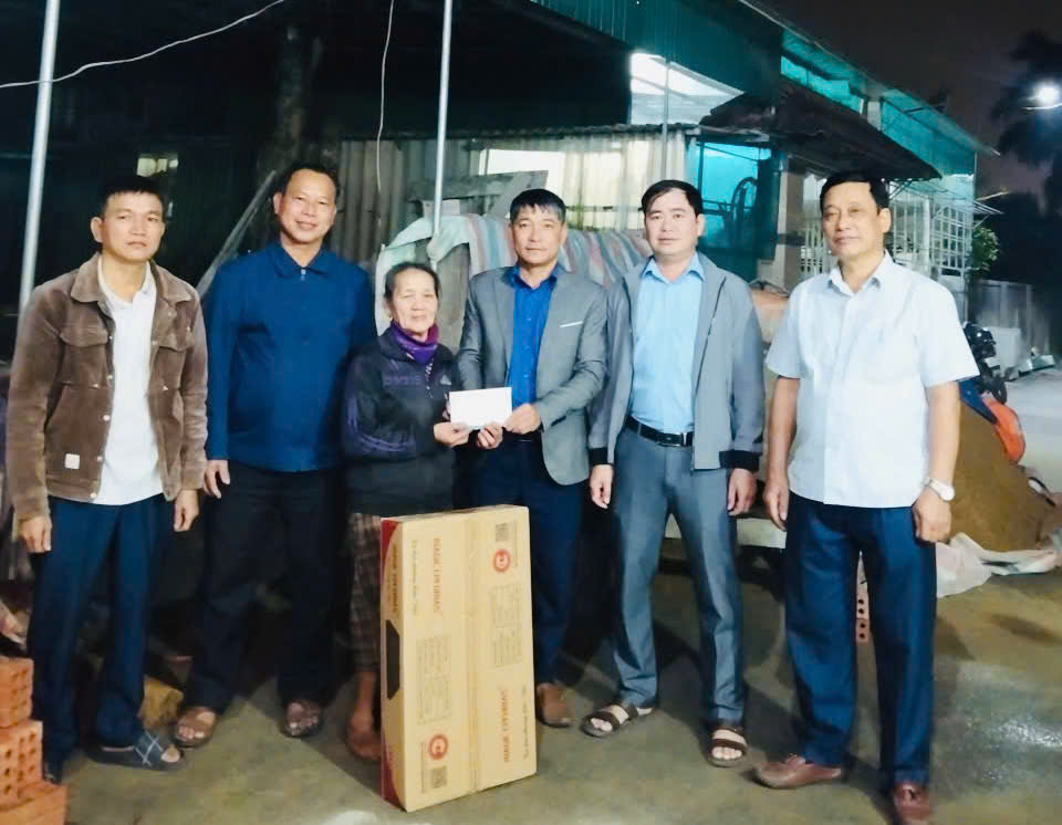 Mặt trận Tổ quốc và các đoàn thể phường, tích cực tham gia vệ sinh môi trường, tặng quà cho các gia đình có hoàn cảnh khó khăn. 