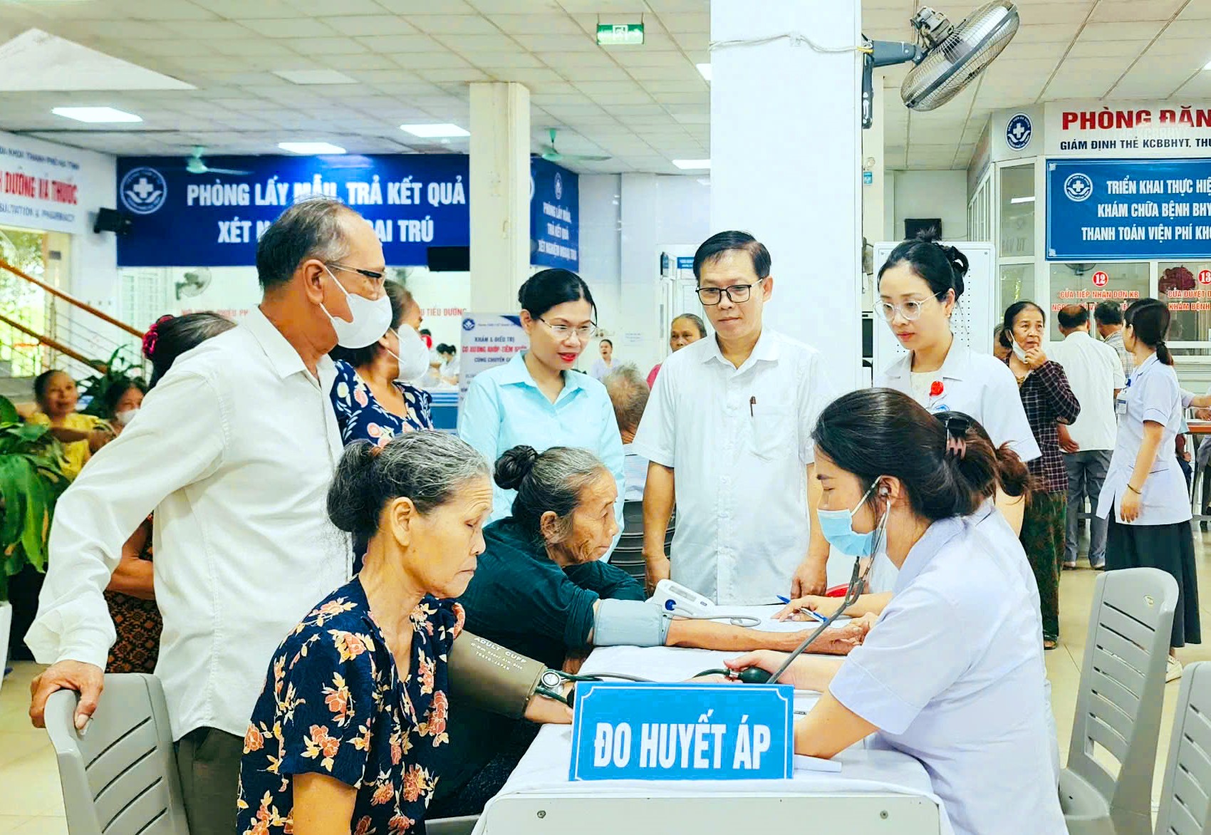 Phường Trần Phú ra quân đợt cao điểm khám sức khỏe định kỳ, khám sàng lọc miễn phí cho người dân