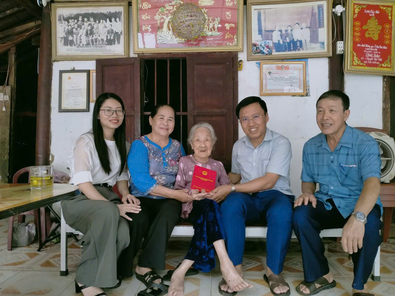 Lãnh đạo phường Trần Phú thăm hỏi, tặng quà, chúc thọ Người Cao tuổi nhân Ngày Quốc tế Người Cao tuổi (01/10/2025)