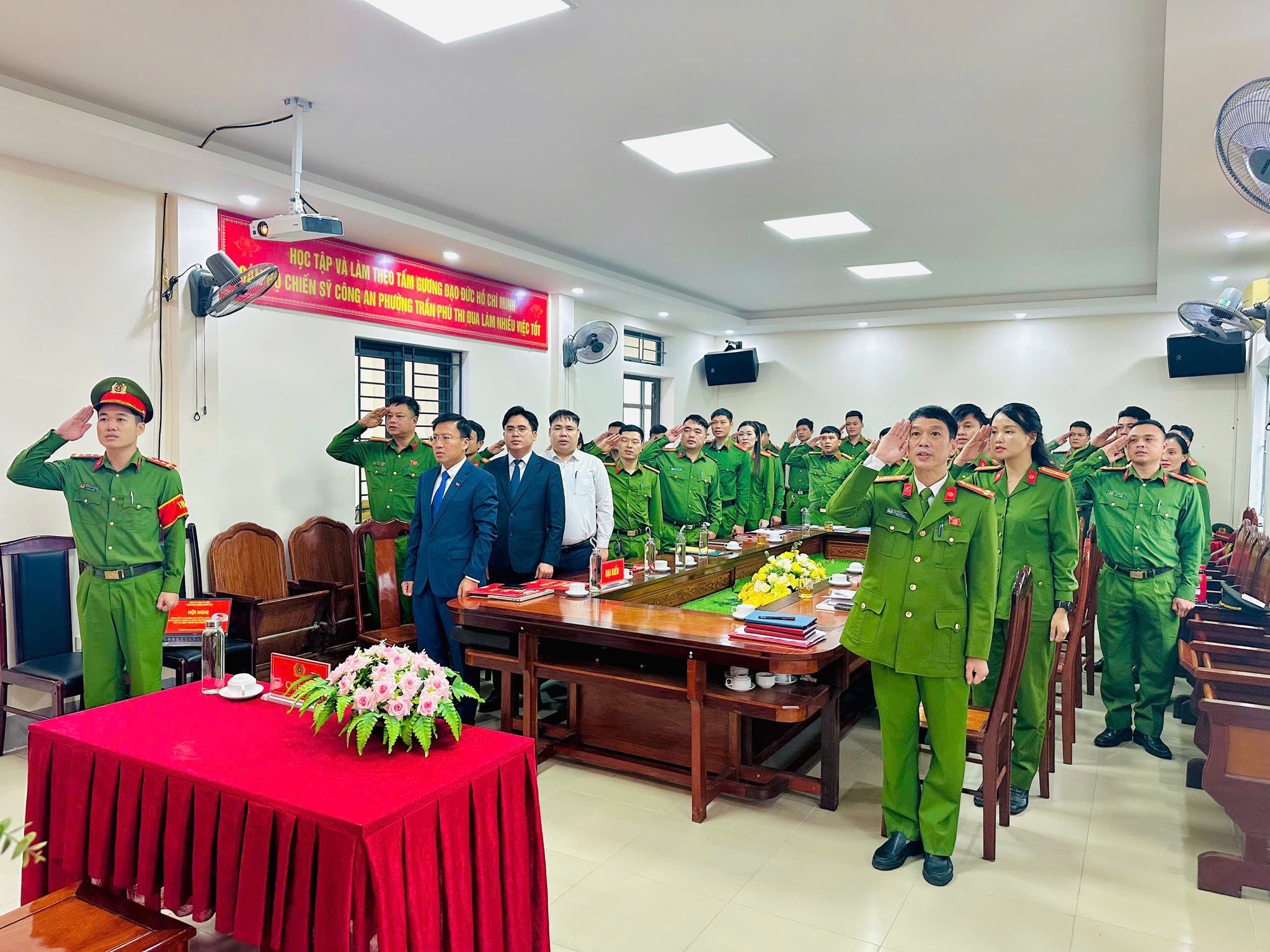 Công an phường Trần Phú tổ chức lễ chào cờ tháng 11 năm 2025