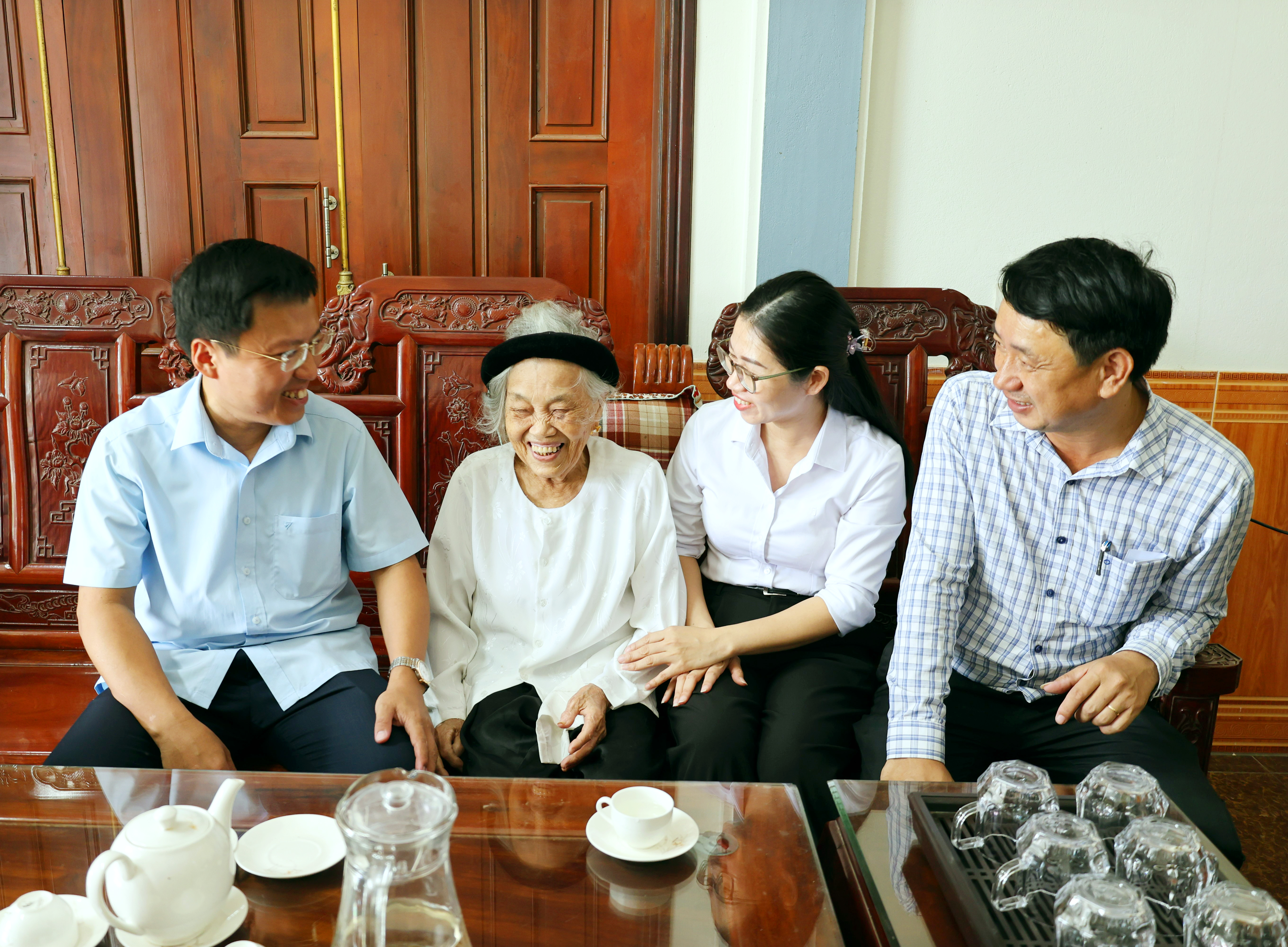 Lãnh đạo phường Trần Phú thăm, tặng quà tri ân người có công