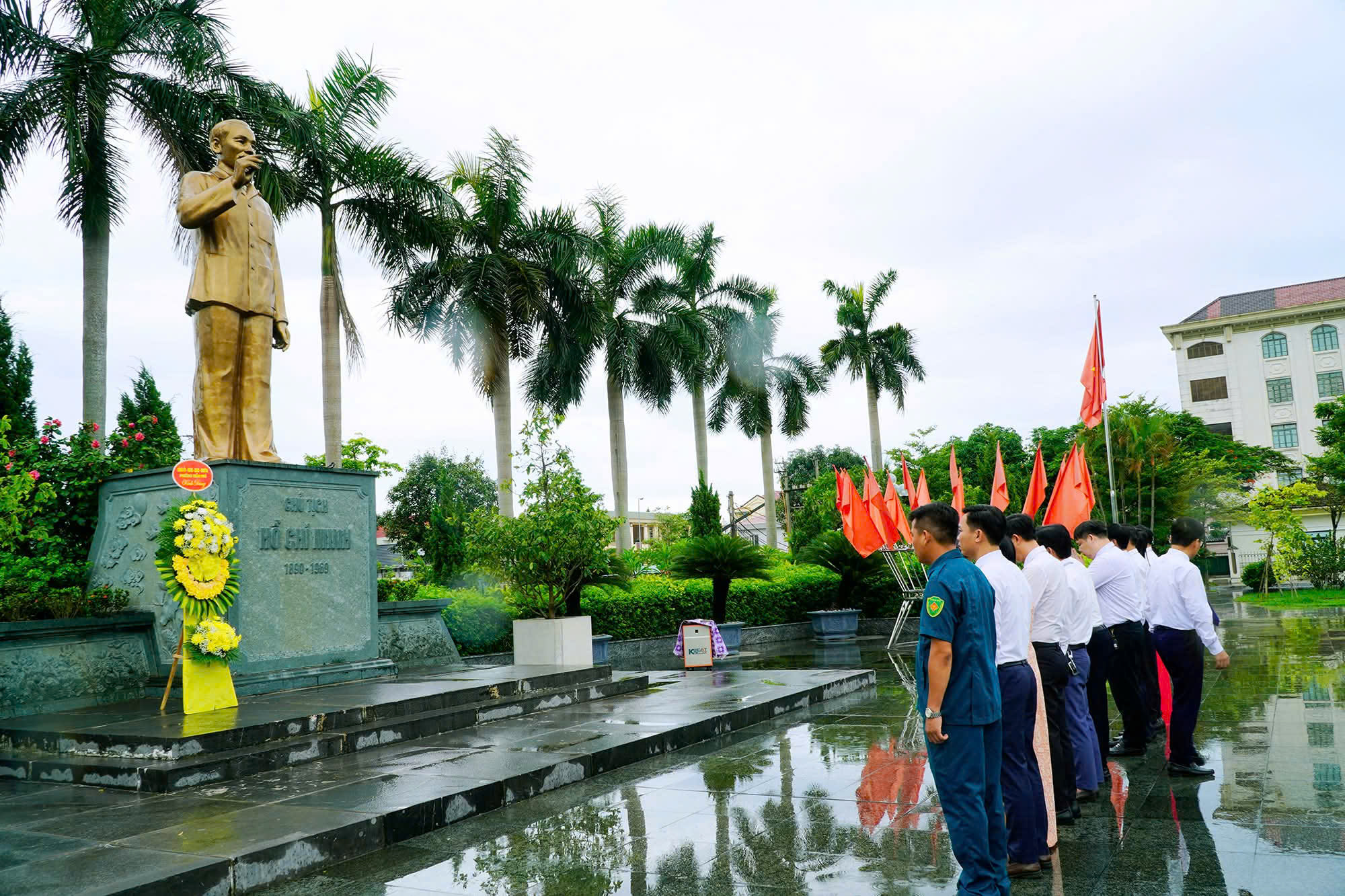 Lãnh đạo phường Trần Phú dâng hương tưởng niệm Chủ tịch Hồ Chí Minh và các anh hùng liệt sỹ