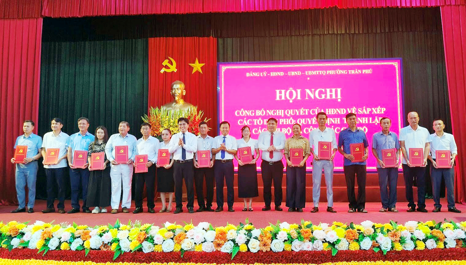 Phường Trần Phú công bố nghị quyết sắp xếp tổ dân phố, quyết định chỉ định cấp ủy các chi bộ và các chức danh không chuyên trách