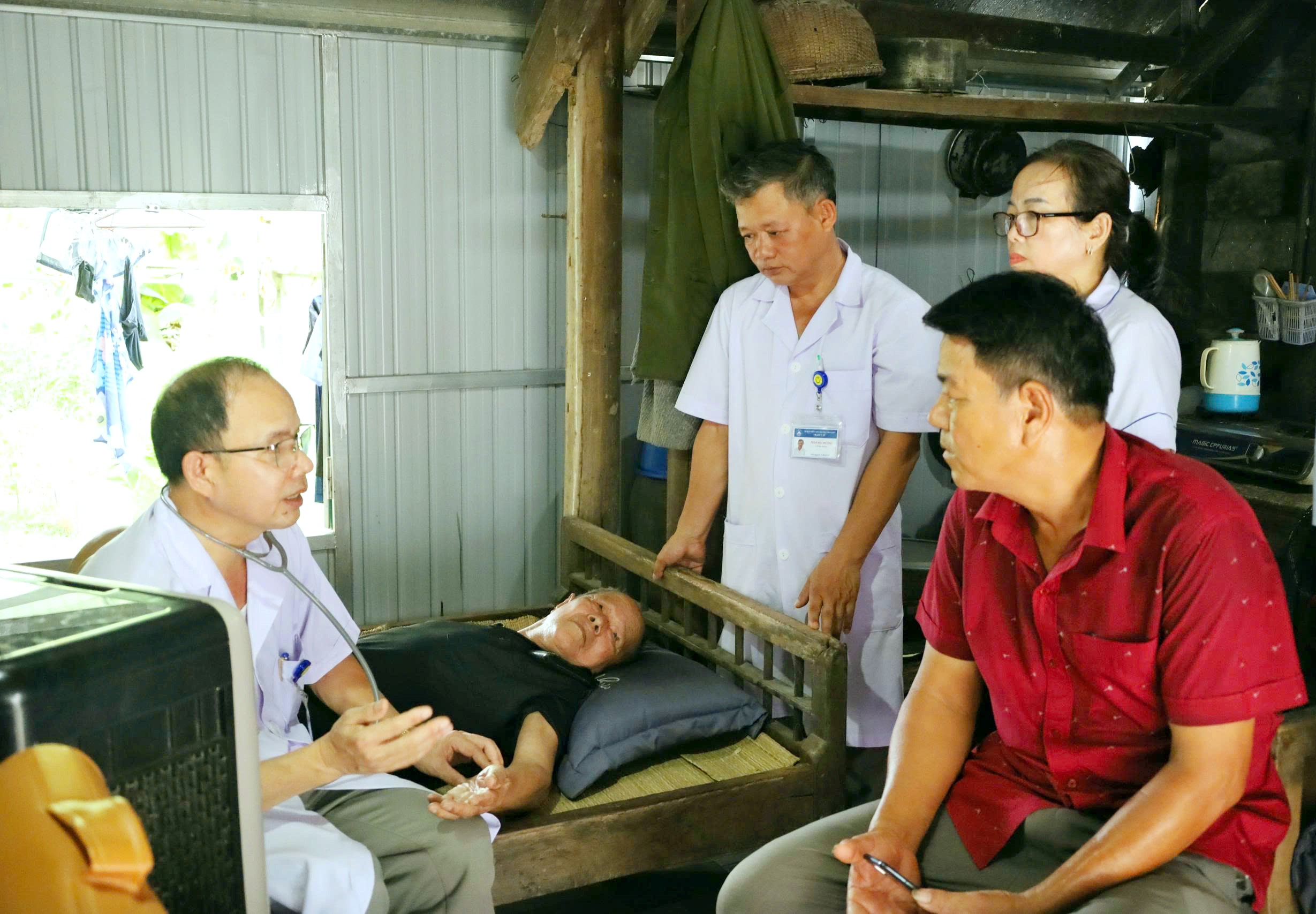 Trạm Y tế khám bệnh tại nhà cho người có công, lan tỏa nghĩa tình tri ân