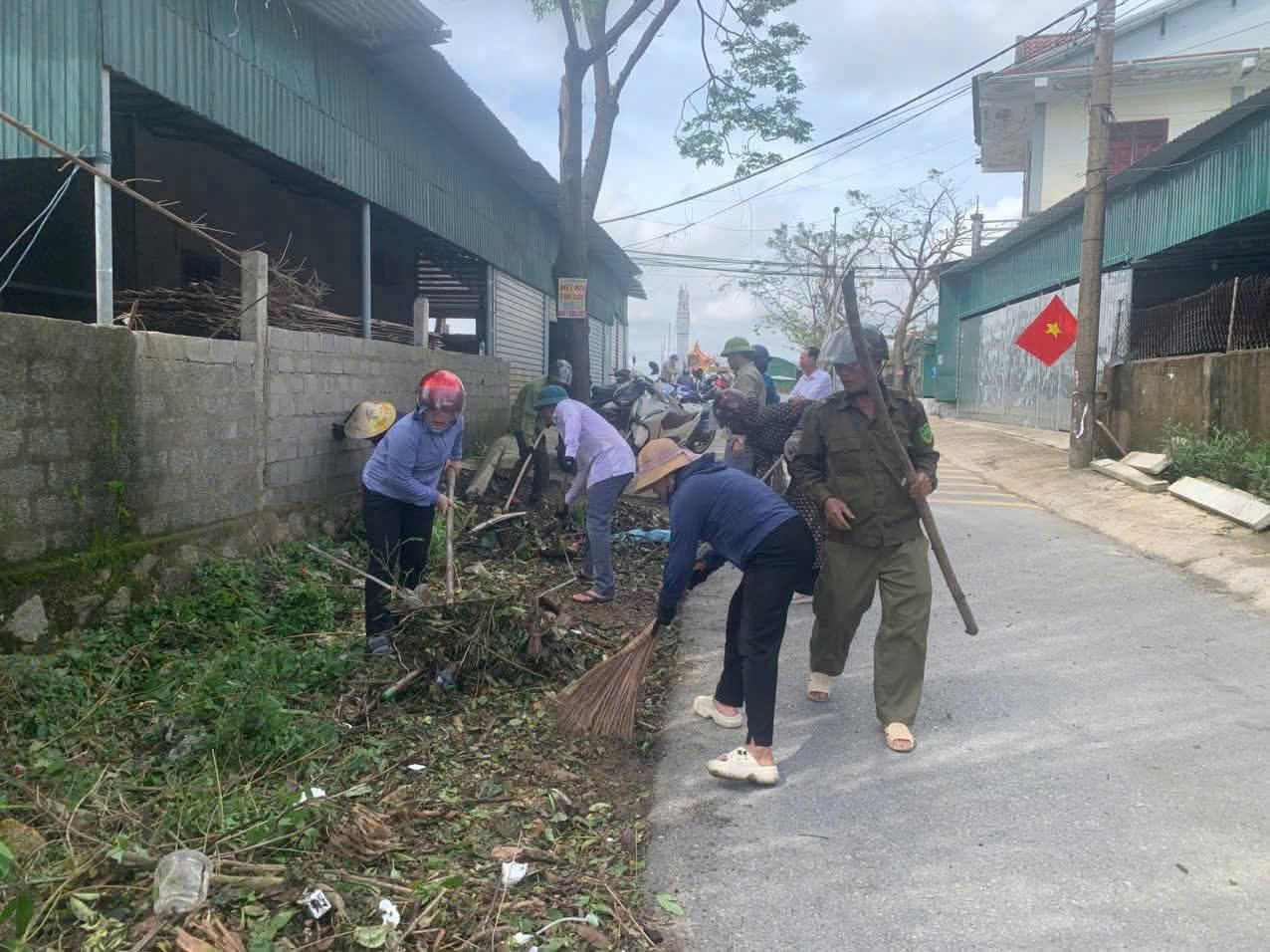 Cơ quan UBMTTQ cùng lực lượng Công an, Quân sự phường Trần Phú khắc phục hậu quả thiên tai giúp Nhân dân ổn định đời sống sau bão