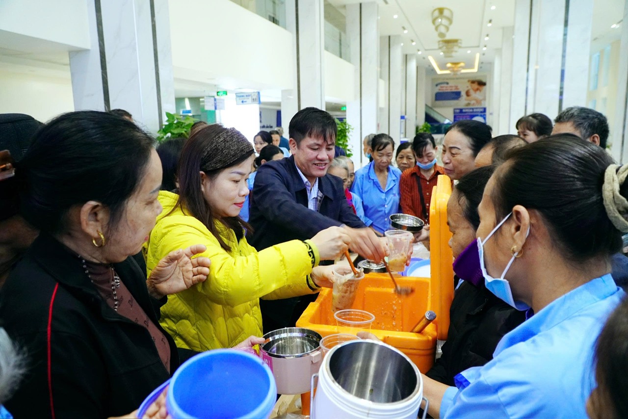 Chương trình “phát cháo tình thương” do Ủy ban Mặt trận Tổ quốc phường Trần Phú tổ chức