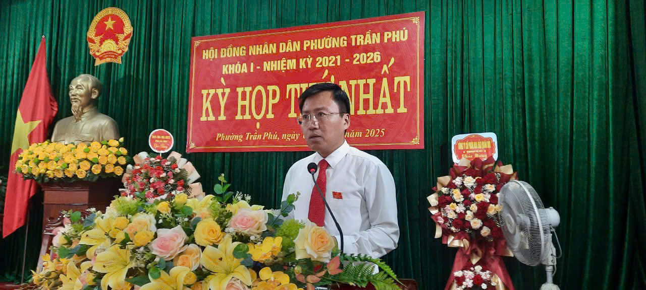 Đồng chí Phạm Hùng Cường, Bí thư Đảng ủy-CT HĐND phường phát biểu tại kỳ họp 