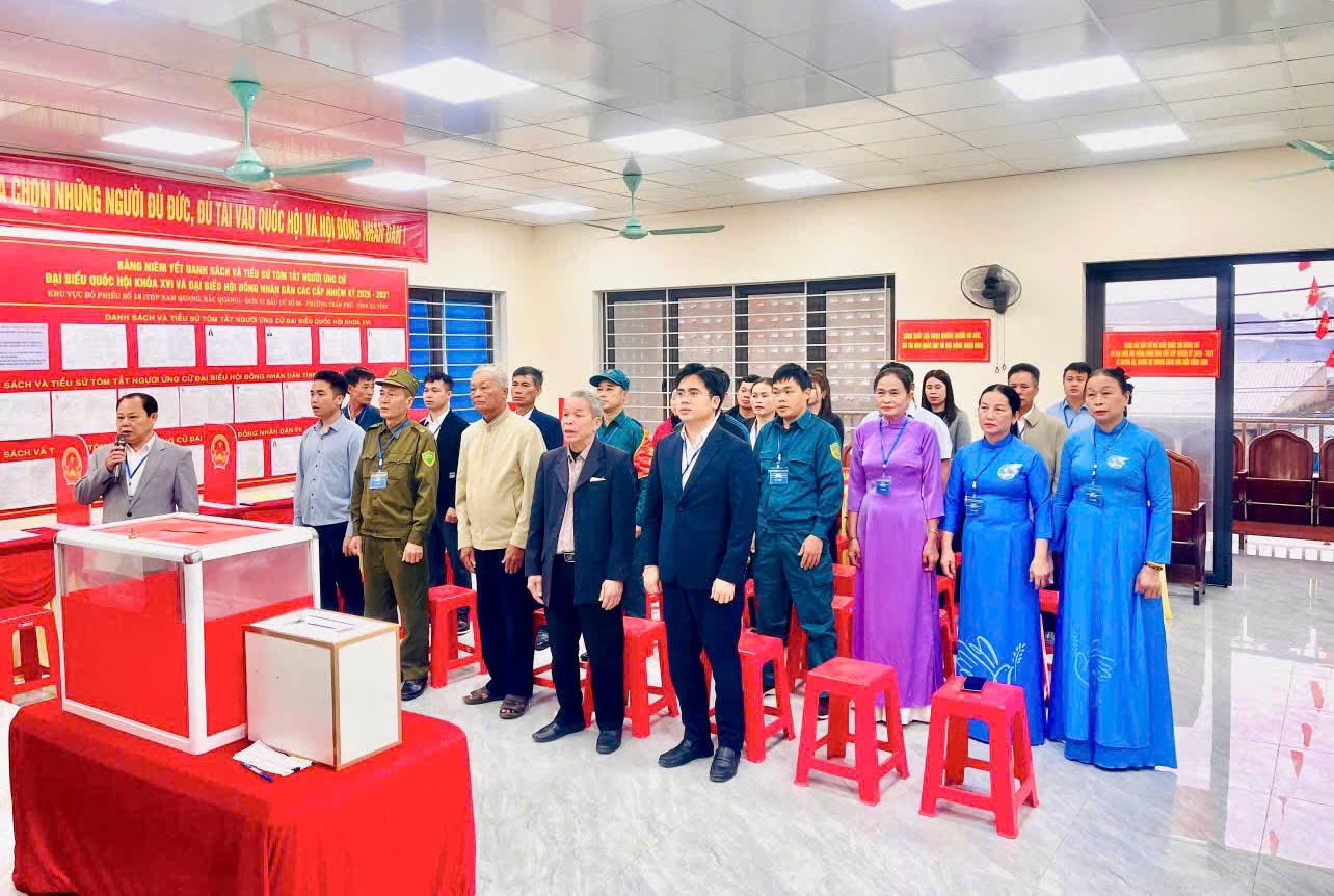 Không khí bầu cử rộn ràng tại các khu vực bỏ phiếu ở phường Trần Phú