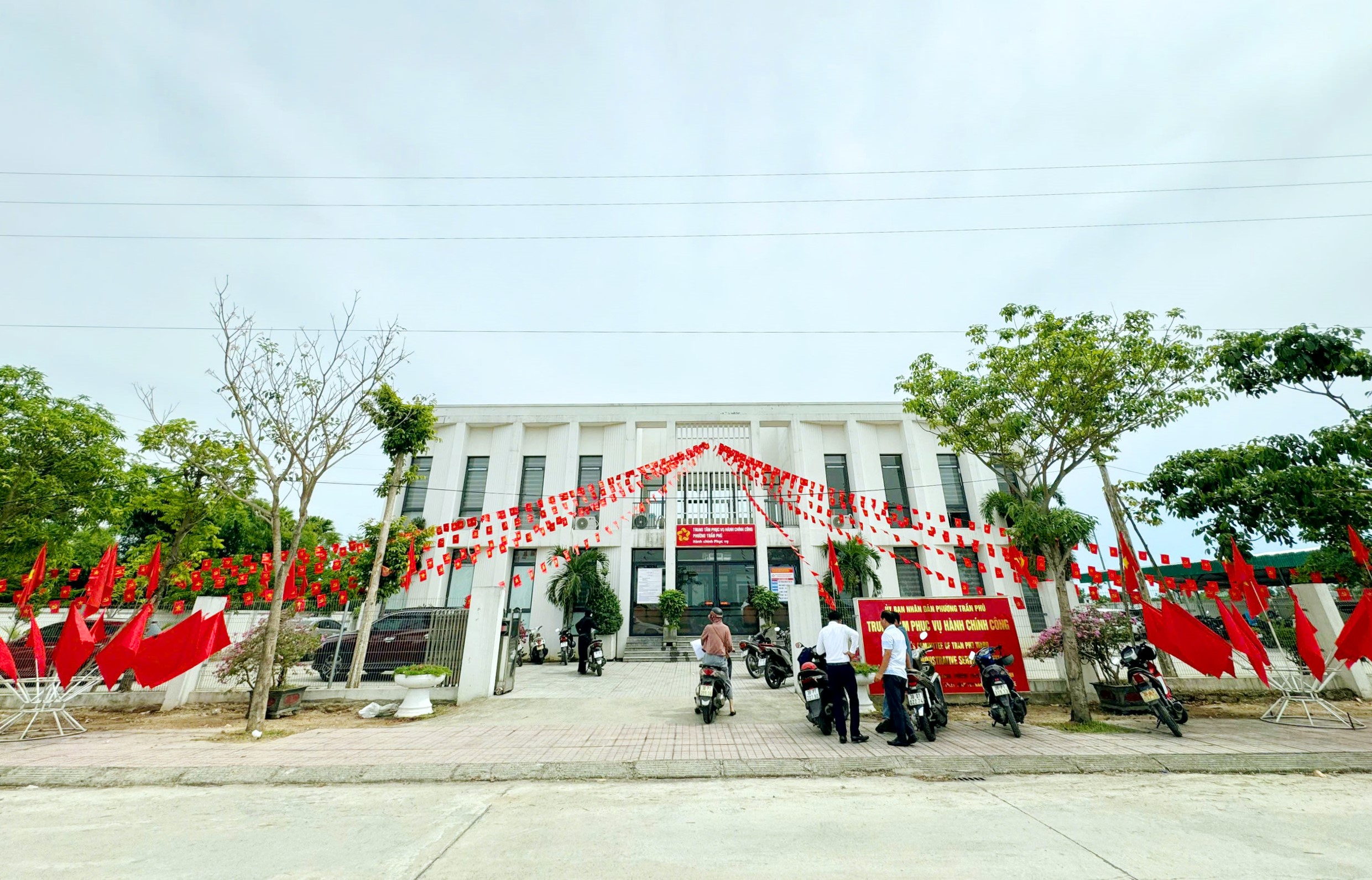 Trung tâm phục vụ hành chính công phường Trần Phú hoạt động thông suốt trong ngày đầu tại địa điểm mới