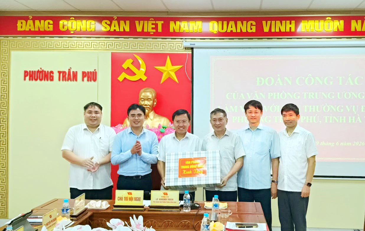 Đoàn công tác Văn phòng Trung ương Đảng làm việc với BTV Đảng ủy phường Trần Phú