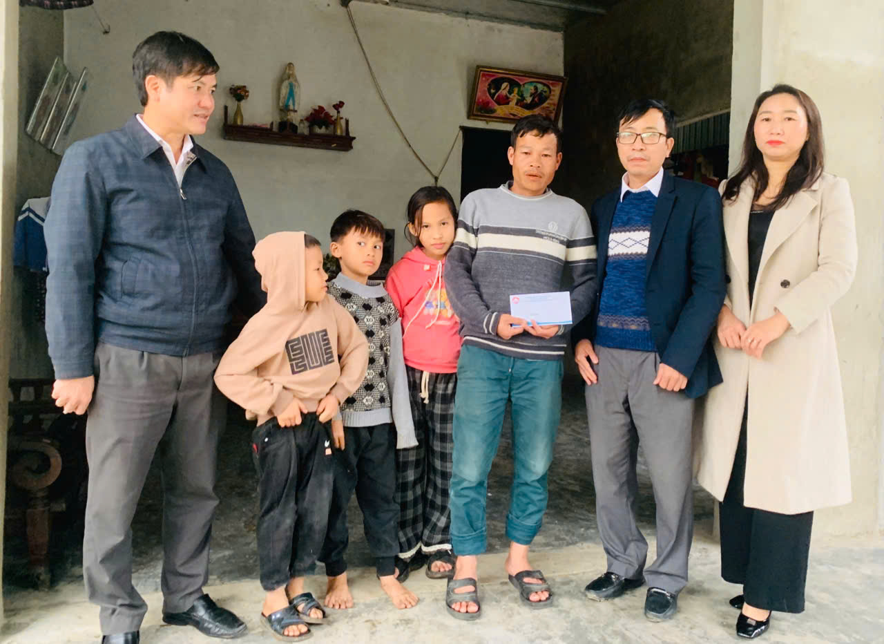 Mặt trận Tổ quốc phường Trần Phú tiếp nhận và trao quà cho 25 hộ giáo dân có hoàn cảnh khó khăn.