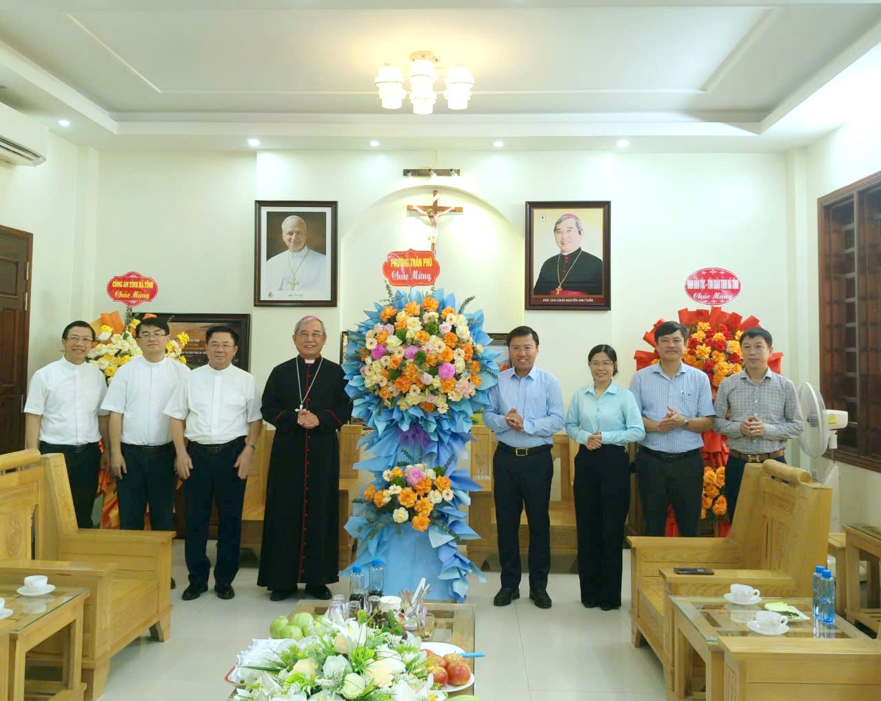 Lãnh đạo phường Trần Phú chúc mừng Tòa Giám mục giáo phận Hà Tĩnh nhân thánh lễ đặt viên đá xây dựng Tiền chủng viện thánh Gioan Phaolô II