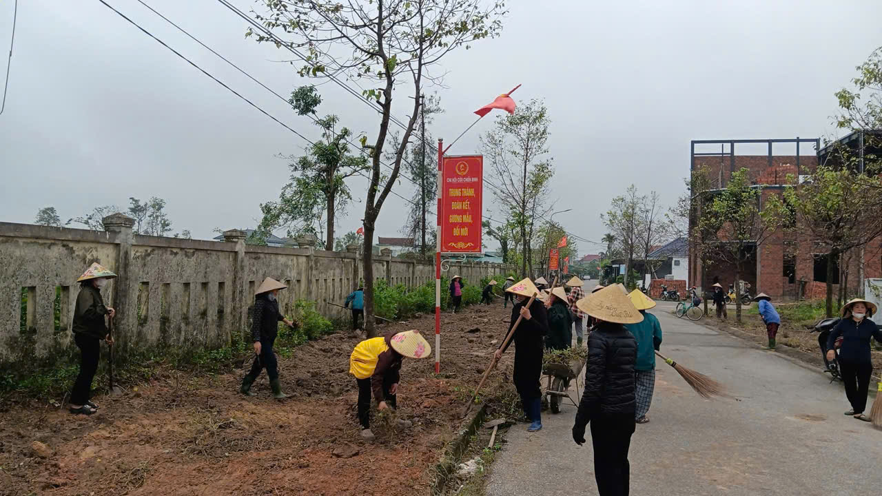 Ban công tác Mặt trận các tổ dân phố phường Trần Phú ra quân làm vệ sinh môi trường, phát động treo cờ và tặng quà cho các gia đình khó khăn hướng tới ngày hội Đại đoàn kết toàn dân tộc