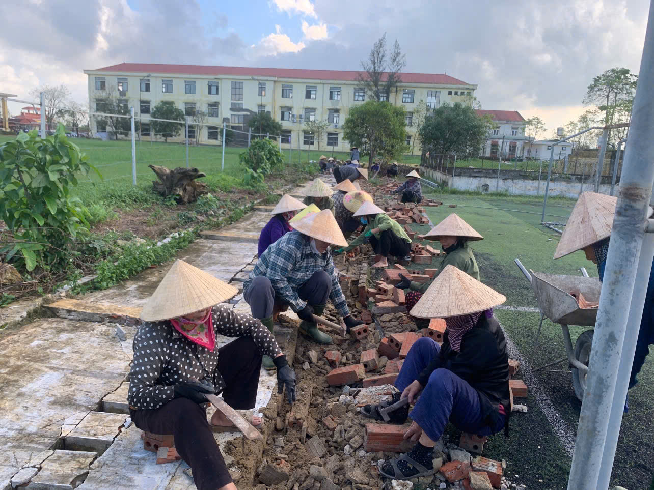 Hội Nông dân phường Trần Phú ra quân làm vệ sinh môi trường, chỉnh trang đô thị hướng tới kỷ niệm 95 năm ngày truyền thống MTTQ Việt Nam và ngày hội Đại đoàn kết toàn Dân tộc