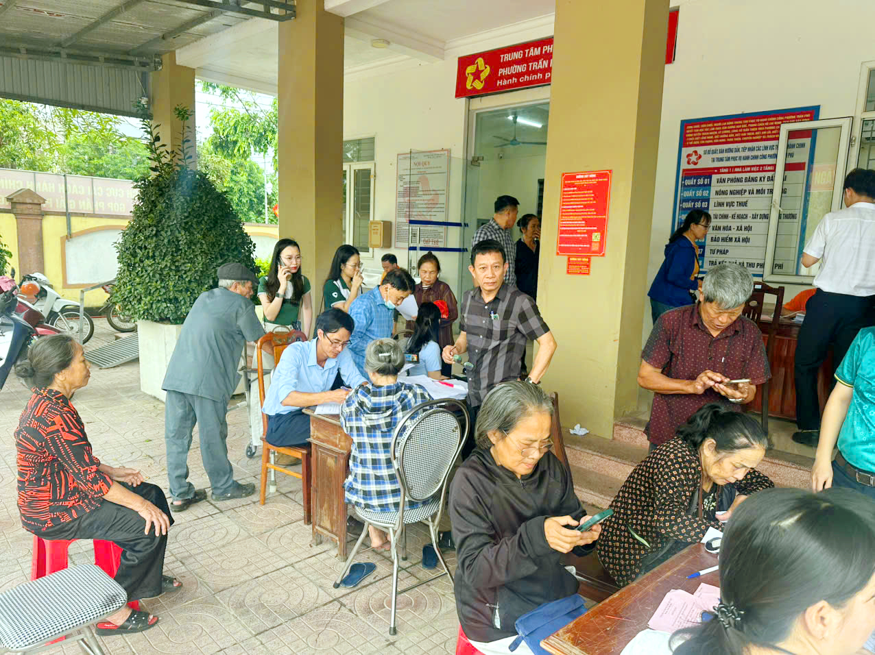 PHƯỜNG TRẦN PHÚ TIẾP TỤC TRIỂN KHAI MÔ HÌNH " NGÀY THỨ 7 BÌNH DÂN HỌC VỤ SỐ" HỖ TRỢ NGƯỜI DÂN XÁC LẬP ỦY QUYỀN NHẬN LƯƠNG HƯU, CÀI ĐẶT ỨNG DỤNG I-HÀ TĨNH