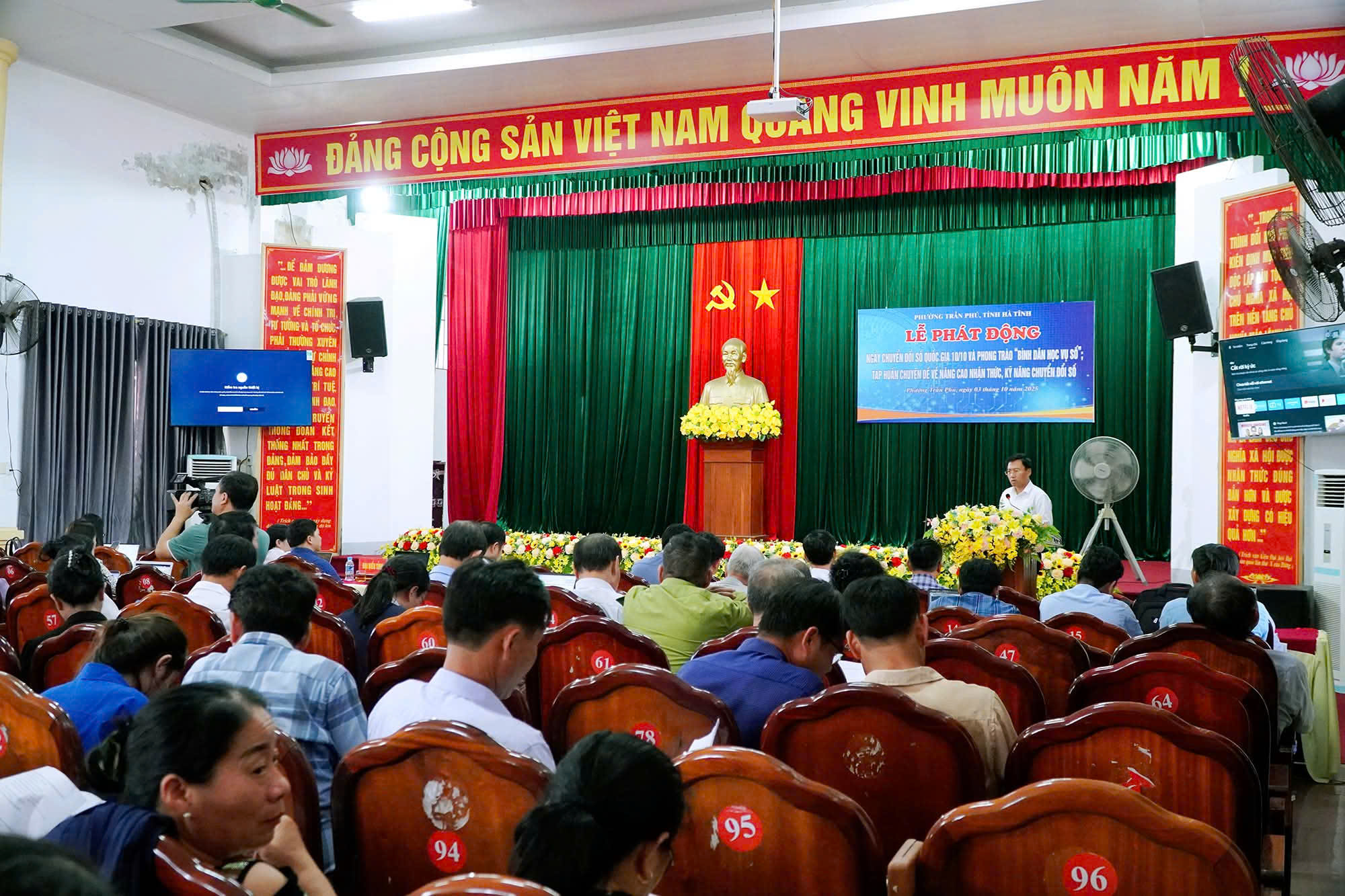 Phường Trần Phú phát động Ngày Chuyển đổi số Quốc gia và phong trào “Bình dân học vụ số” 
