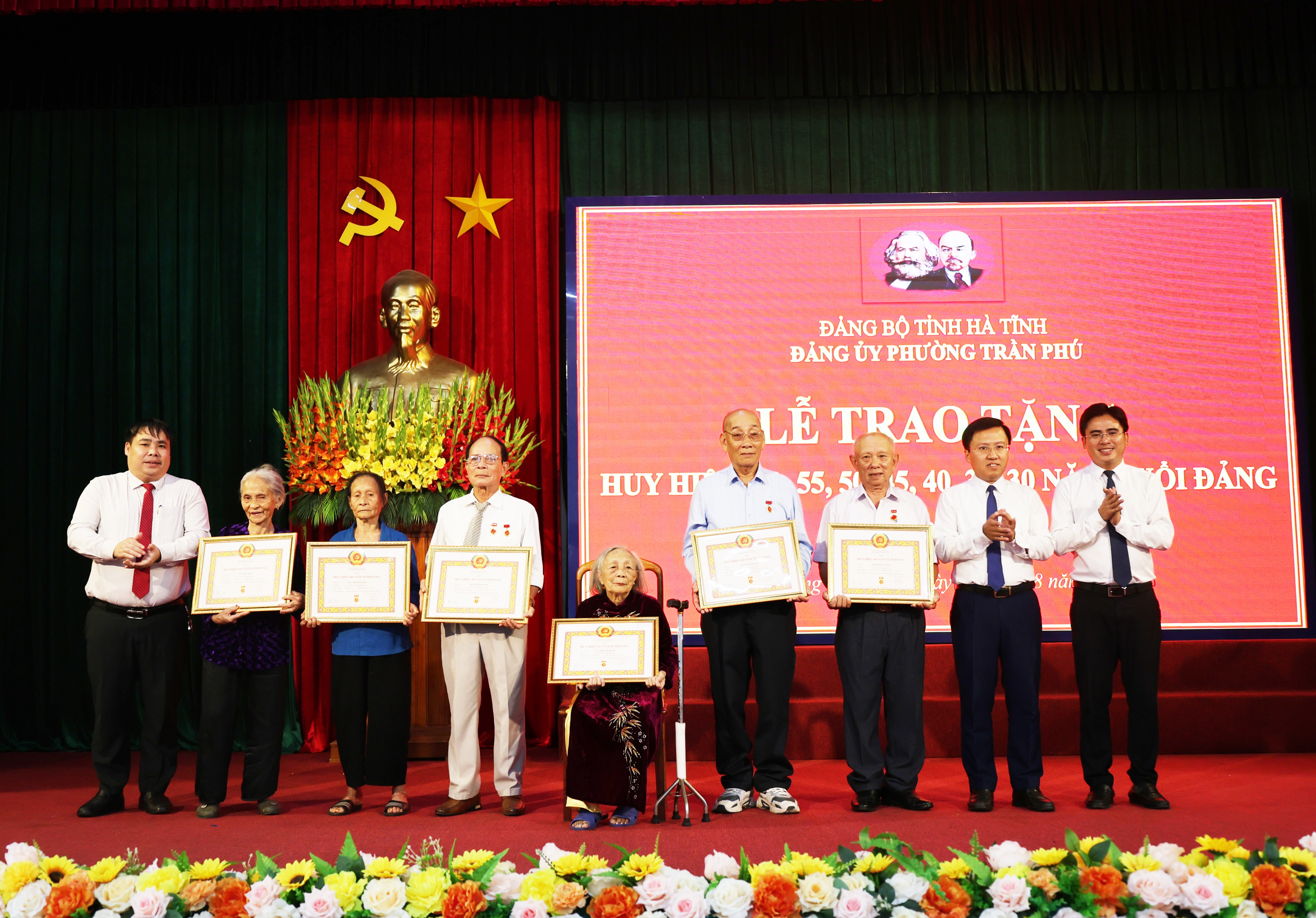 Trao tặng huy hiệu đảng đợt 2/9 cho 86 đảng viên