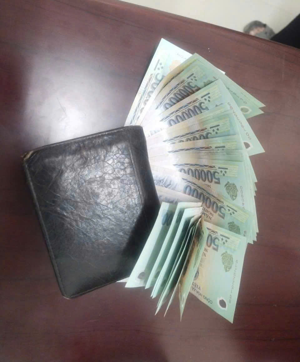 Trả lại tài sản đánh rơi cho công dân