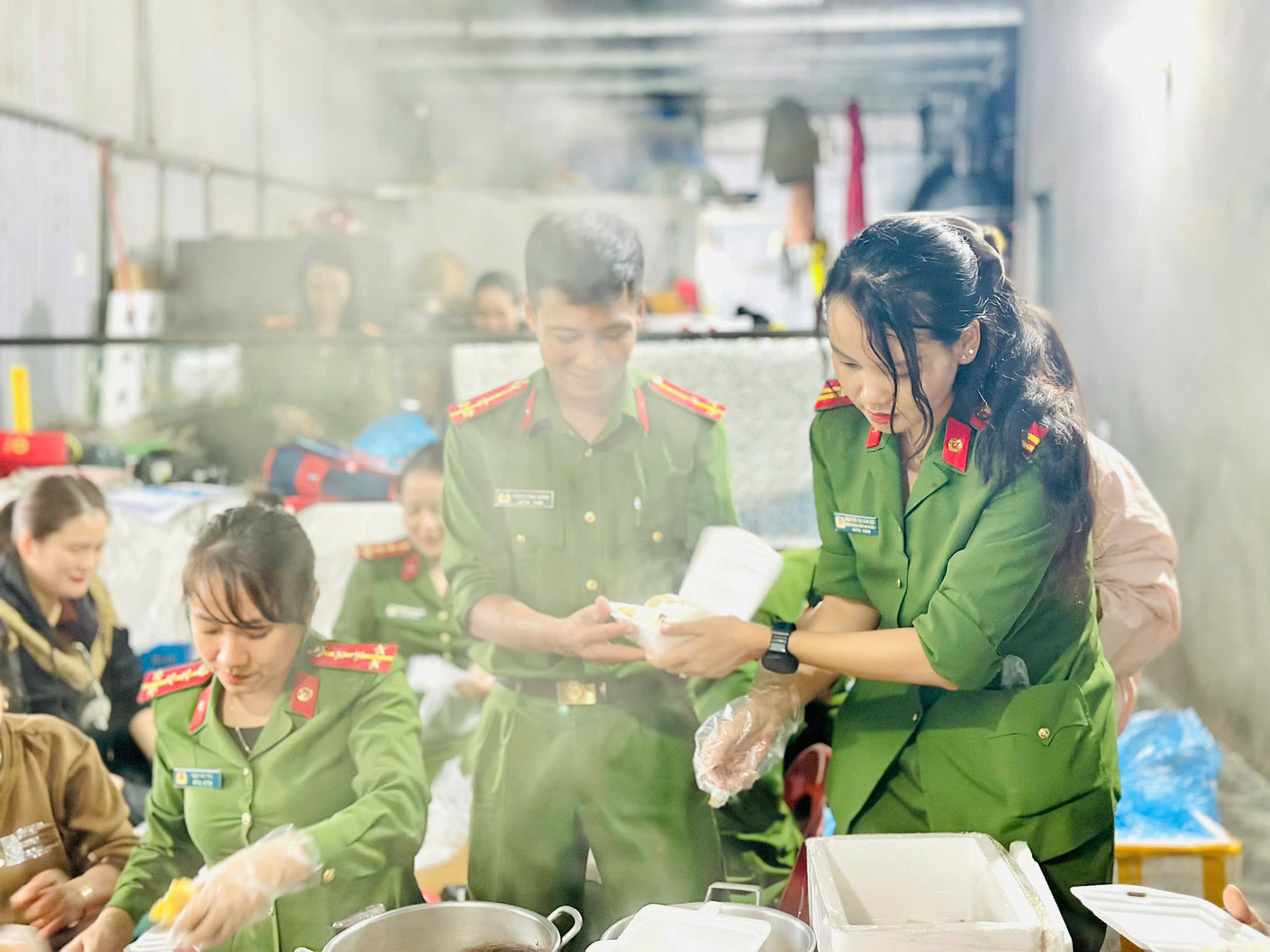 Công an phường Trần Phú chung tay hướng về bà con vùng lũ 