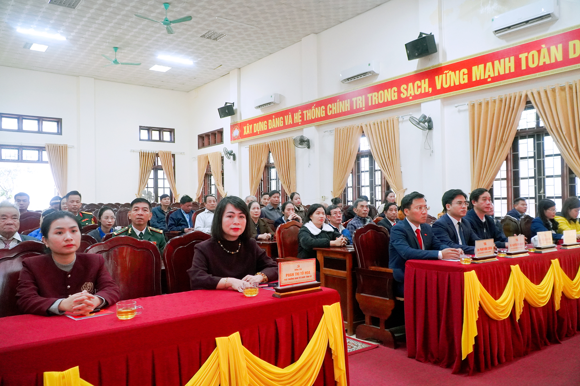 Phường Trần Phú, tỉnh Hà Tĩnh trao Huy hiệu Đảng đợt 07/11/2025 cho 10 đảng viên