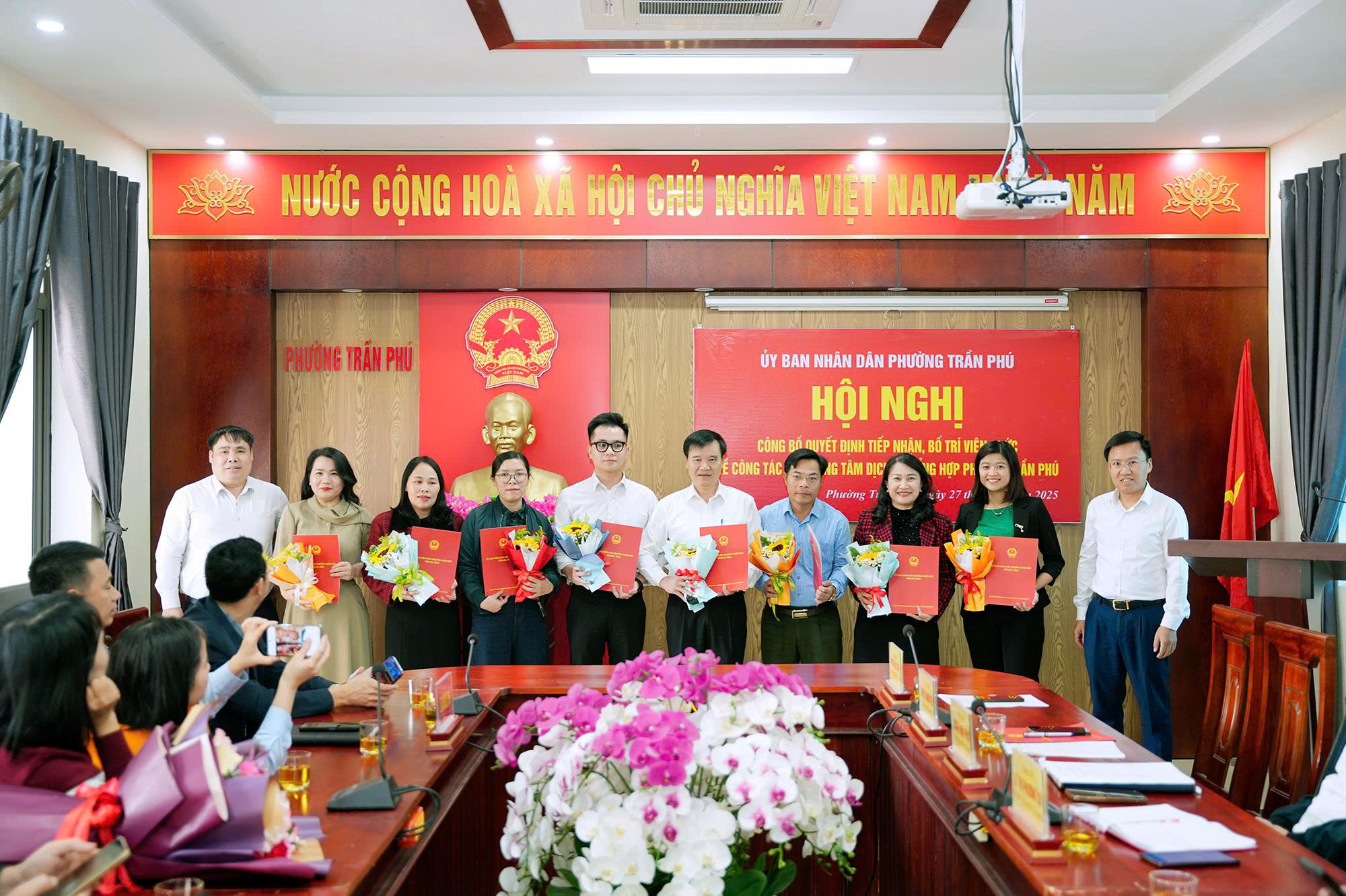 Phường Trần Phú tiếp nhận 8 viên chức về công tác tại Trung tâm Dịch vụ tổng hợp