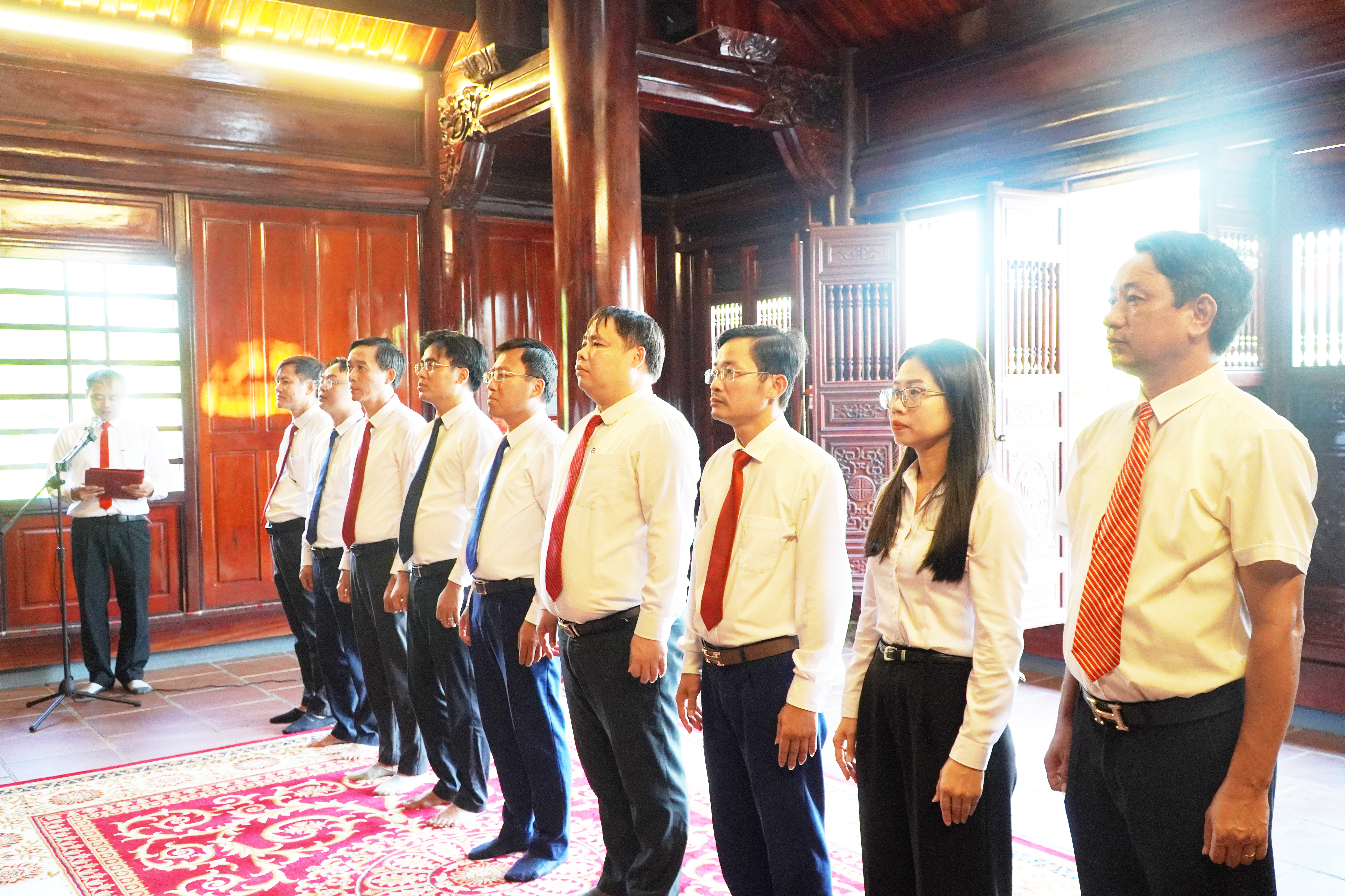 Phường Trần Phú dâng hương tưởng niệm Chủ tịch Hồ Chí Minh và các Anh hùng liệt sĩ