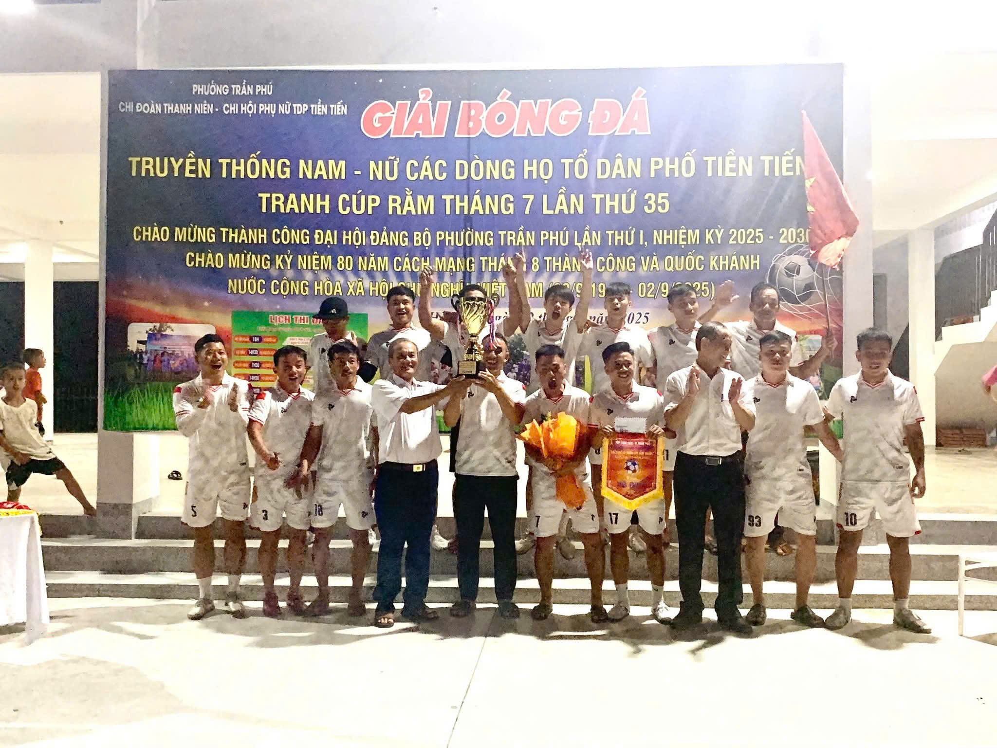 Tổ dân phố Tiền Tiến, phường Trần Phú tổ chức giải bóng đá truyền thống Nam - Nữ các dòng họ tranh cúp rằm tháng 7 lần thứ 35