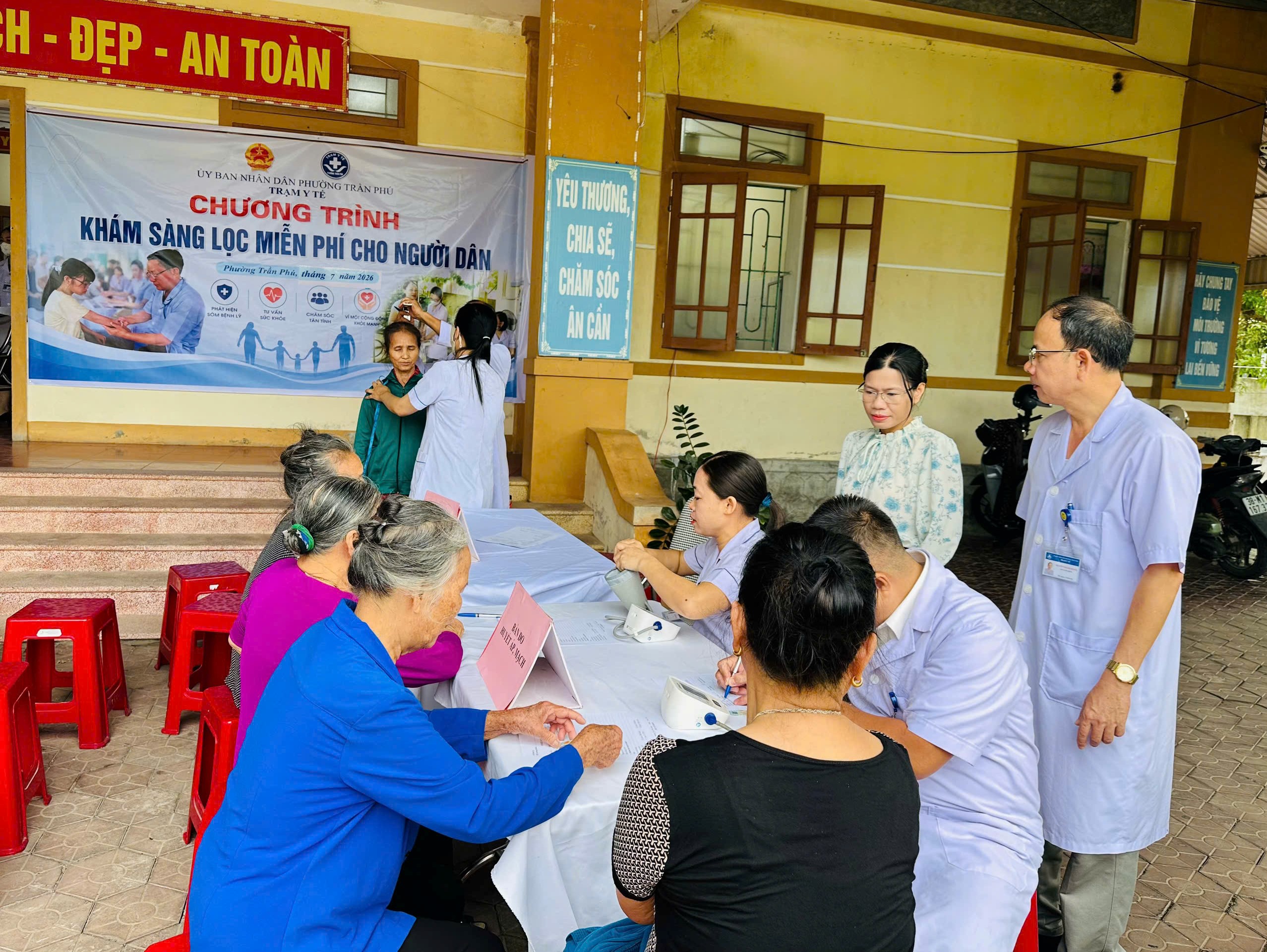 Phường Trần Phú khám sức khỏe, sàng lọc miễn phí cho người dân