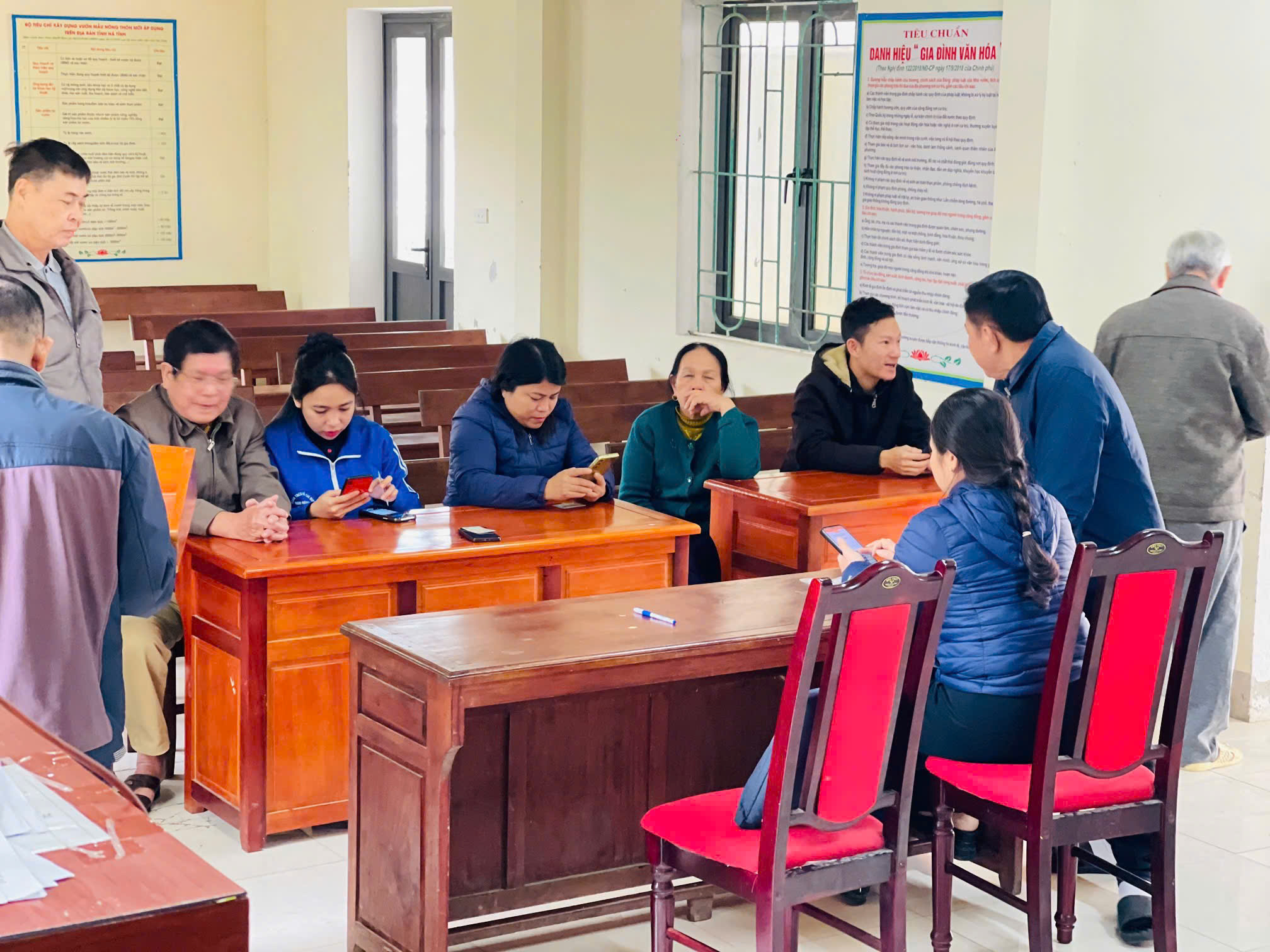 Tổ chuyển đổi số cộng đồng các tổ dân phố trên địa bàn phường Trần Phú hướng dẫn cài đặt sử dụng ứng dụng sổ tay đảng viên điện tử