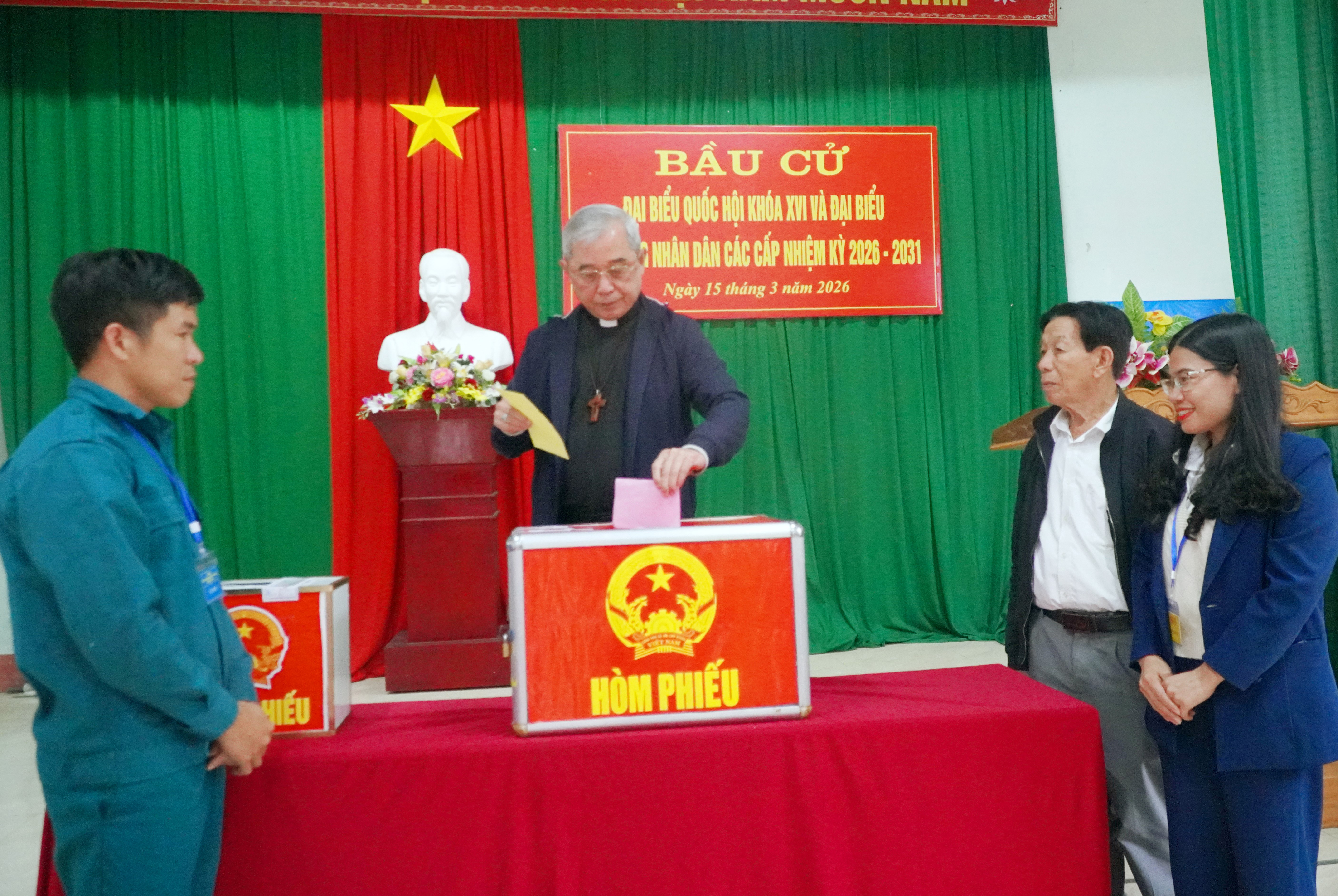 Đức Giám mục Louis Nguyễn Anh Tuấn và các Linh mục Giáo phận Hà Tĩnh tham gia bỏ phiếu, lan tỏa tinh thần “kính chúa, yêu nước”