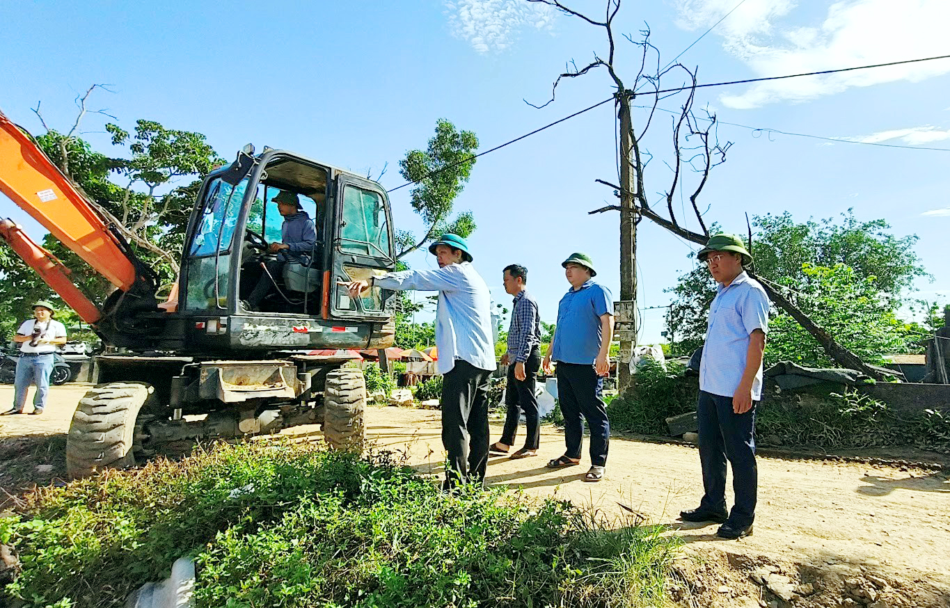 Ra quân hỗ trợ người dân giải phóng mặt bằng dự án đường vành đai phía Đông