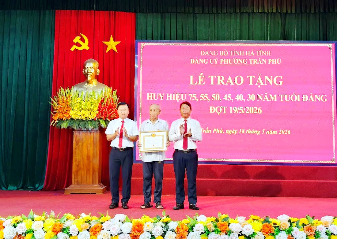  22 đảng viên của Đảng bộ phường Trần Phú vinh dự nhận Huy hiệu Đảng đợt 19/5 