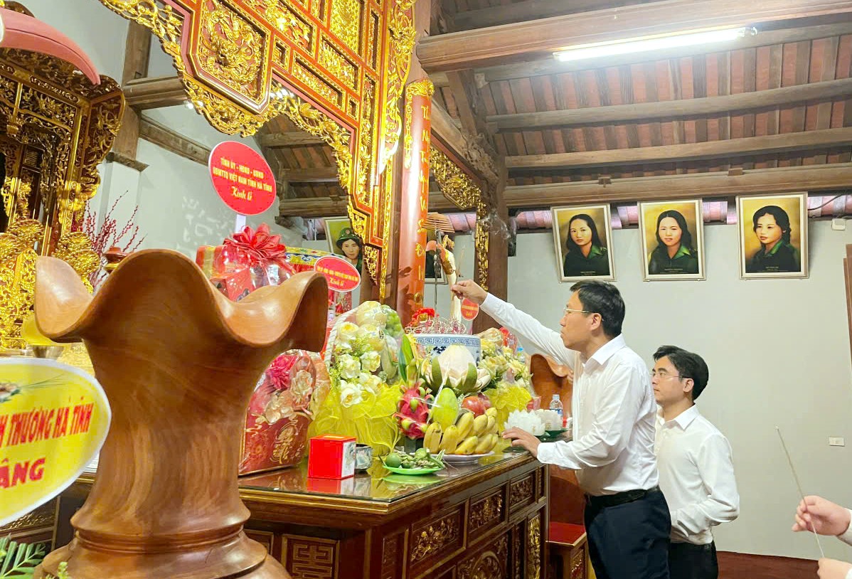 Lãnh đạo phường Trần Phú dâng hương tri ân tại Ngã ba Đồng Lộc và Vũng Chùa