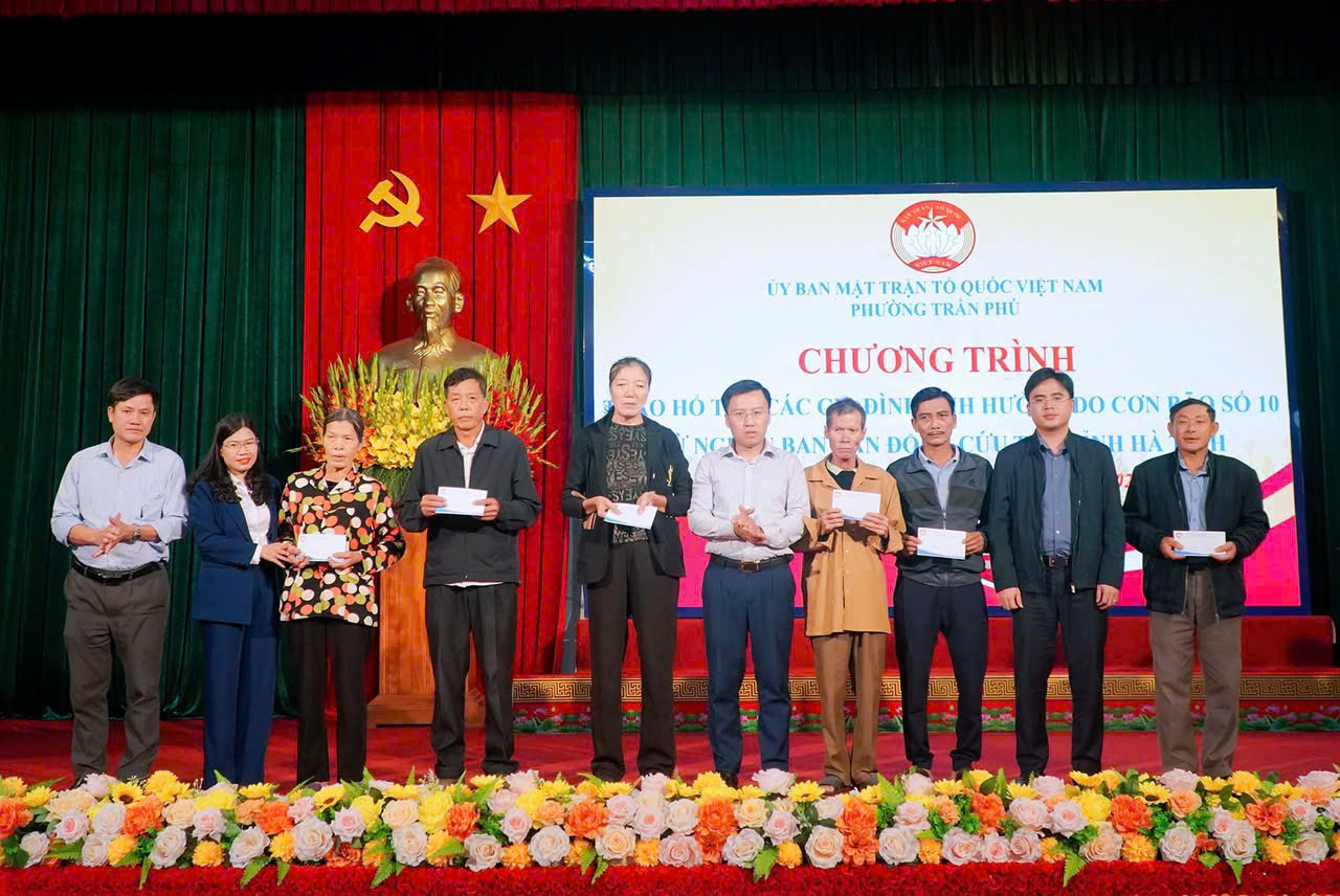 Ủy ban Mặt trận Tổ quốc phường Trần Phú trao 500 triệu đồng hỗ trợ các hộ dân bị ảnh hưởng nặng do bão số 10, từ nguồn Quỹ cứu trợ tỉnh Hà Tĩnh