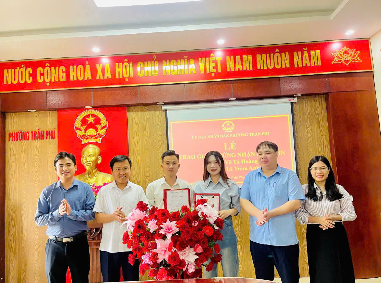 LỄ TRAO GIẤY CHỨNG NHẬN KẾT HÔN VÀ THƯ CHÚC MỪNG CHO CÔNG DÂN