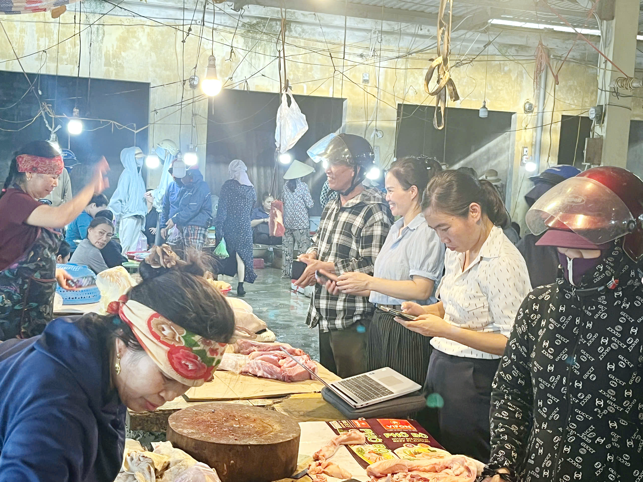 Cả hệ thống chính trị phường Trần Phú đồng loạt ra quân hỗ trợ người dân cài đặt ứng dụng công dân số i-HaTinh