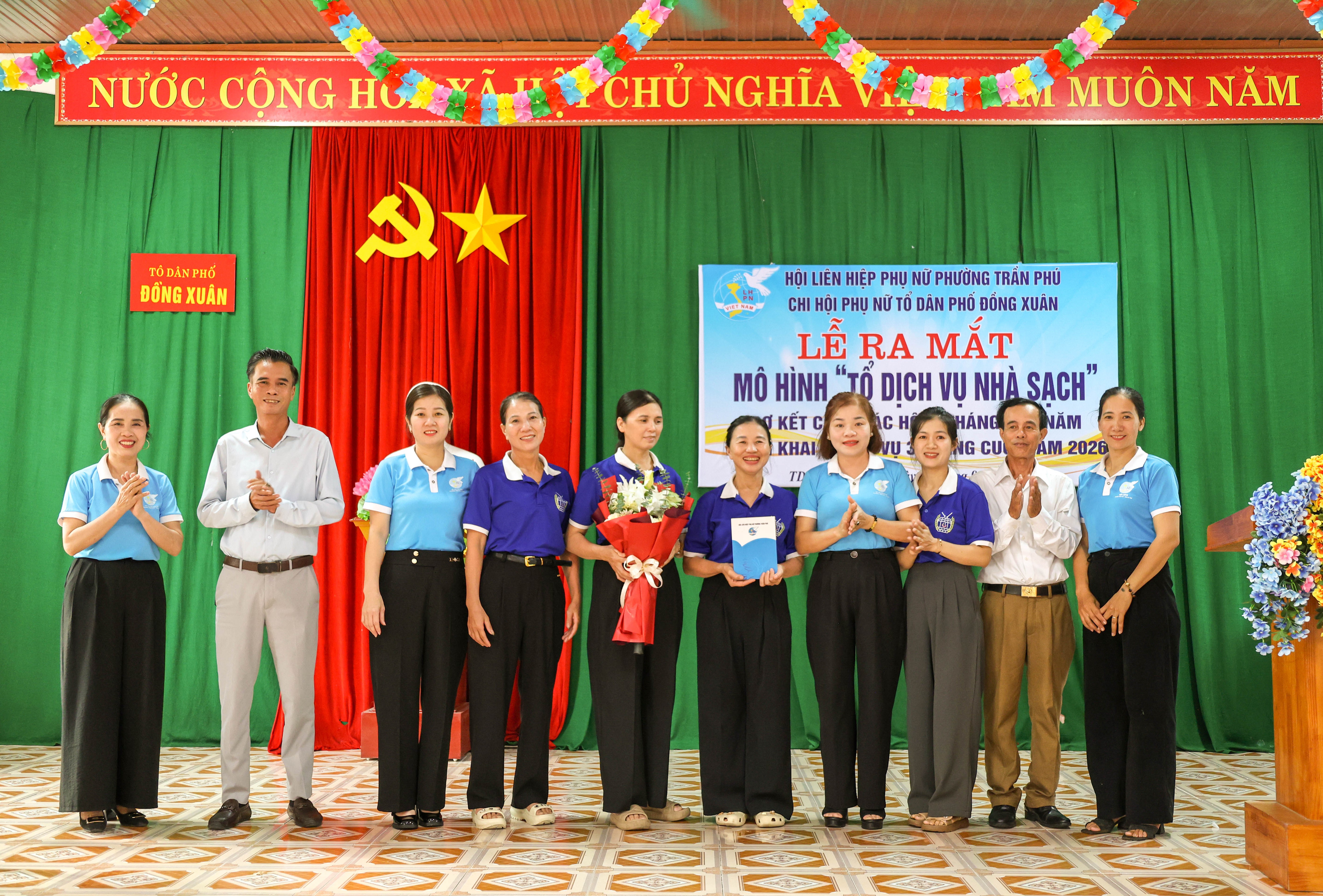 Phụ nữ tổ dân phố Đồng Xuân ra mắt “tổ dịch vụ nhà sạch”