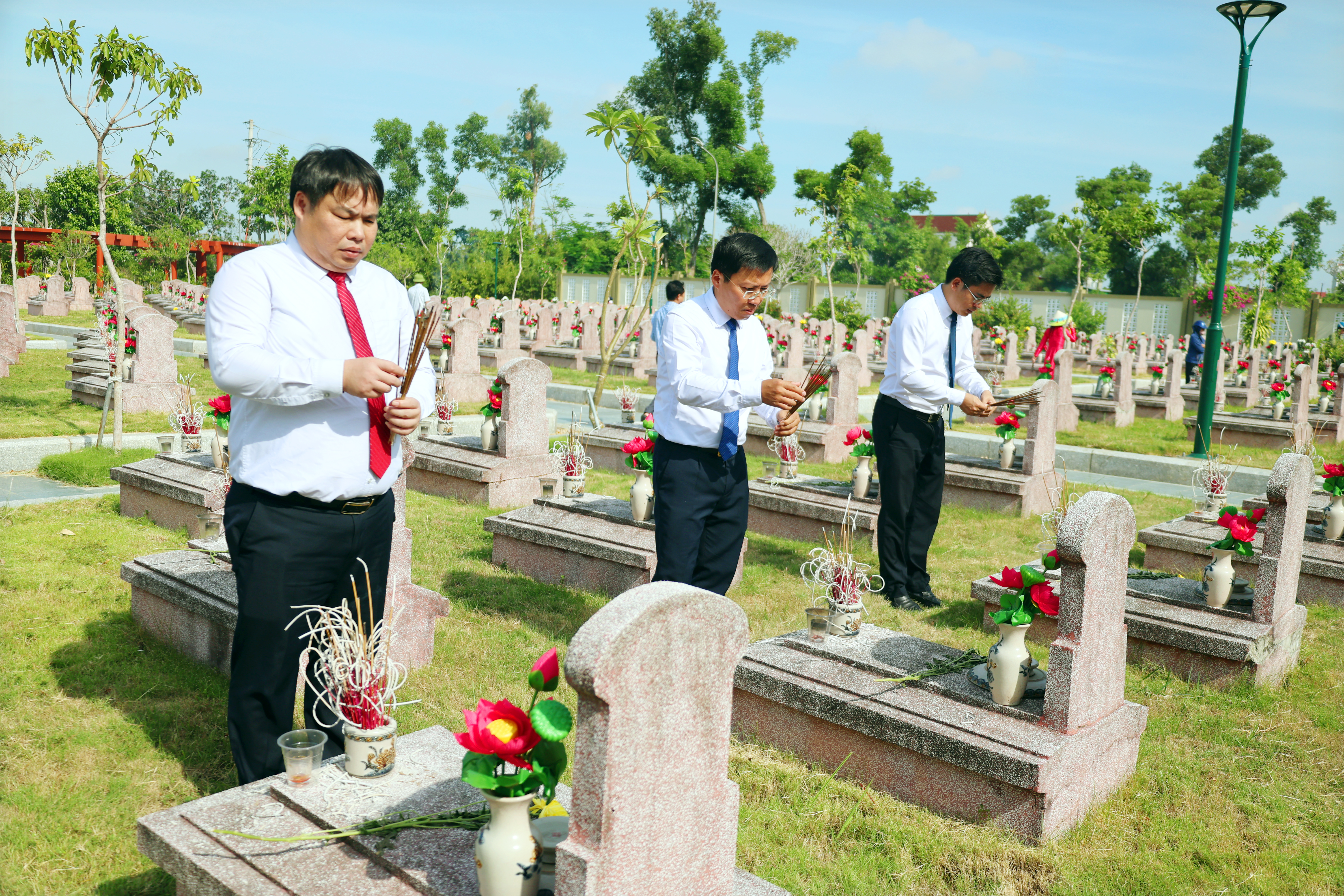 Lãnh đạo phường Trần Phú dâng hương tri ân các Anh hùng liệt sĩ