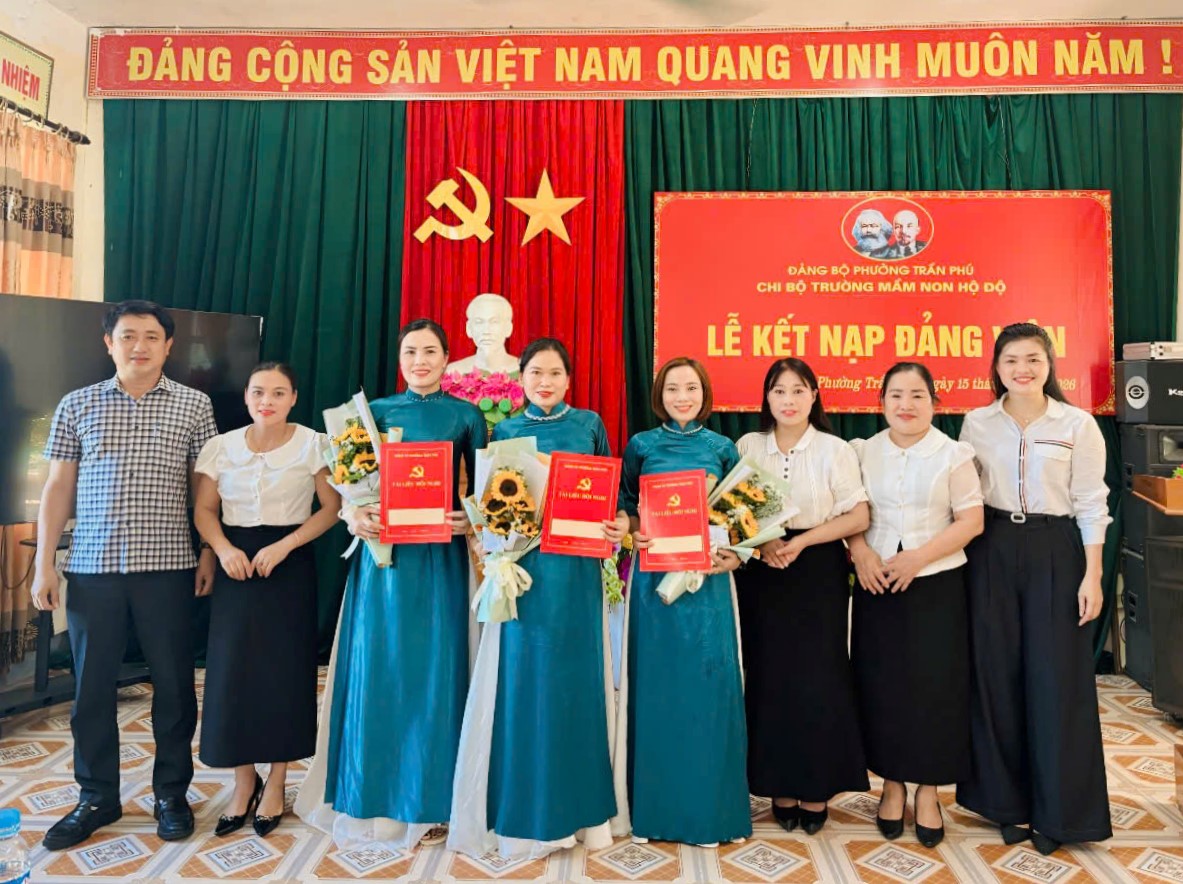 Chi bộ Trường Mầm non Hộ Độ kết nạp 3 đảng viên mới