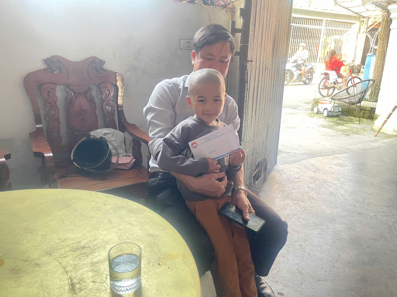 Mặt trận Tổ quốc phường Trần Phú trao quà nhân dịp Giáng sinh cho các gia đình giáo dân có hoàn cảnh khó khăn. 