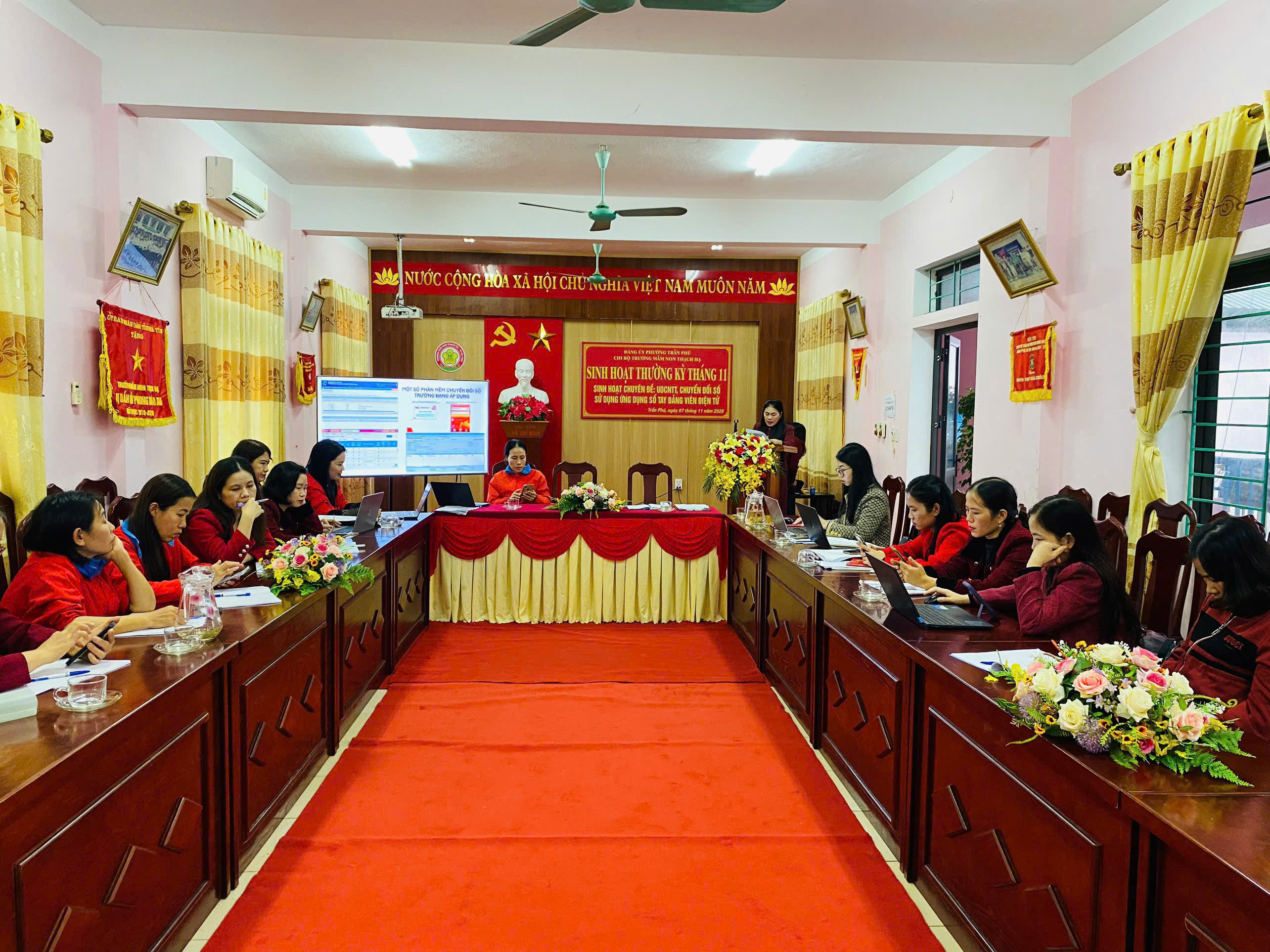 Chi bộ Trường Mầm non Thạch Hạ tổ chức sinh hoạt chuyên đề “Ứng dụng công nghệ thông tin, chuyển đổi số và sử dụng Sổ tay đảng viên điện tử”