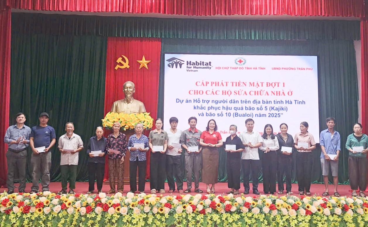 Phường Trần Phú trao 273 triệu đồng hỗ trợ người dân sửa chữa nhà ở sau bão